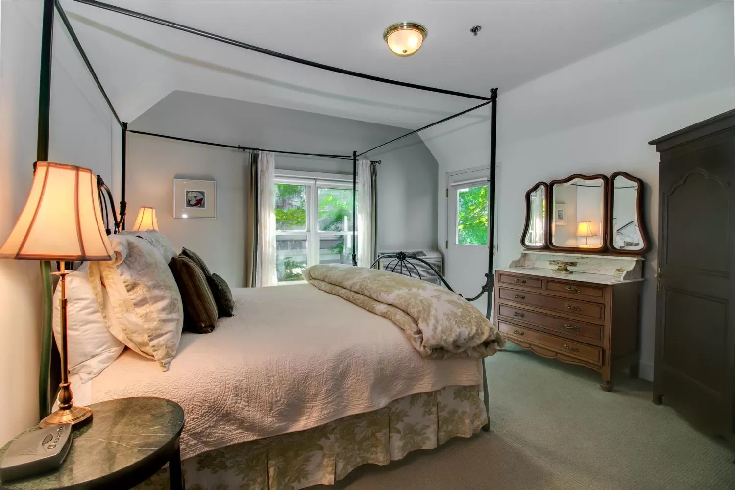 Bed in Winchester Inn