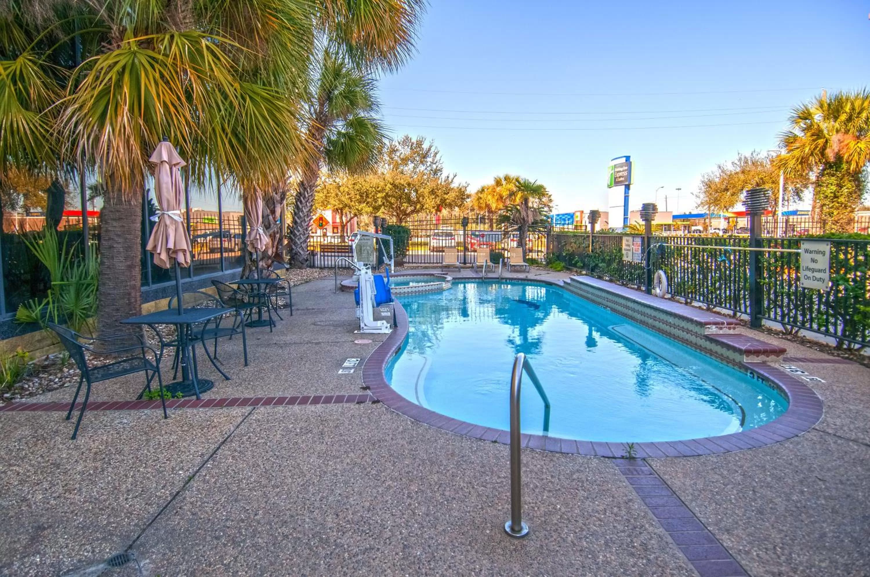 Swimming pool in Holiday Inn Express Hotel & Suites Houston North Intercontinental by IHG