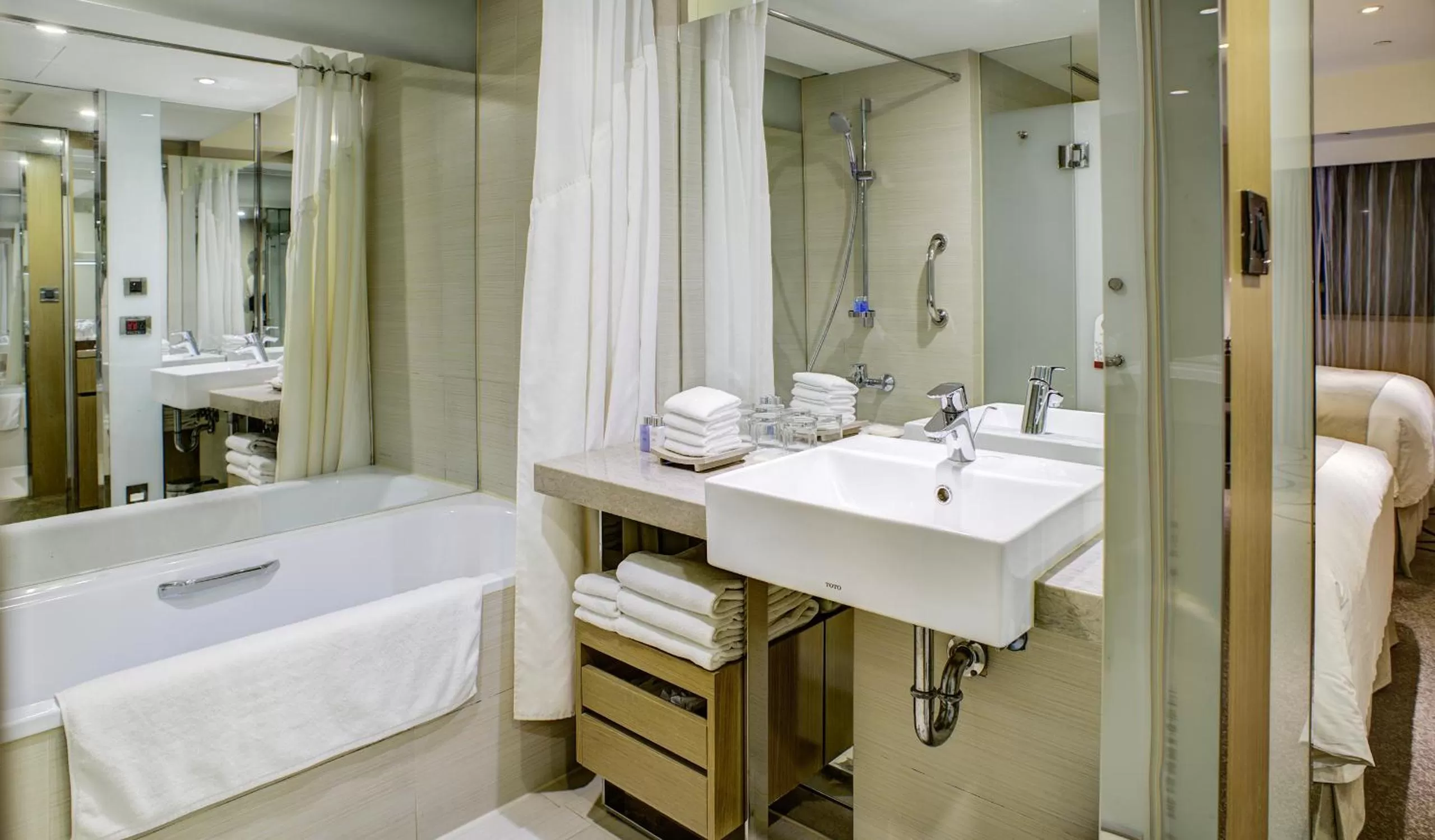 Bathroom in Kaohsiung Chateau de Chine Hotel