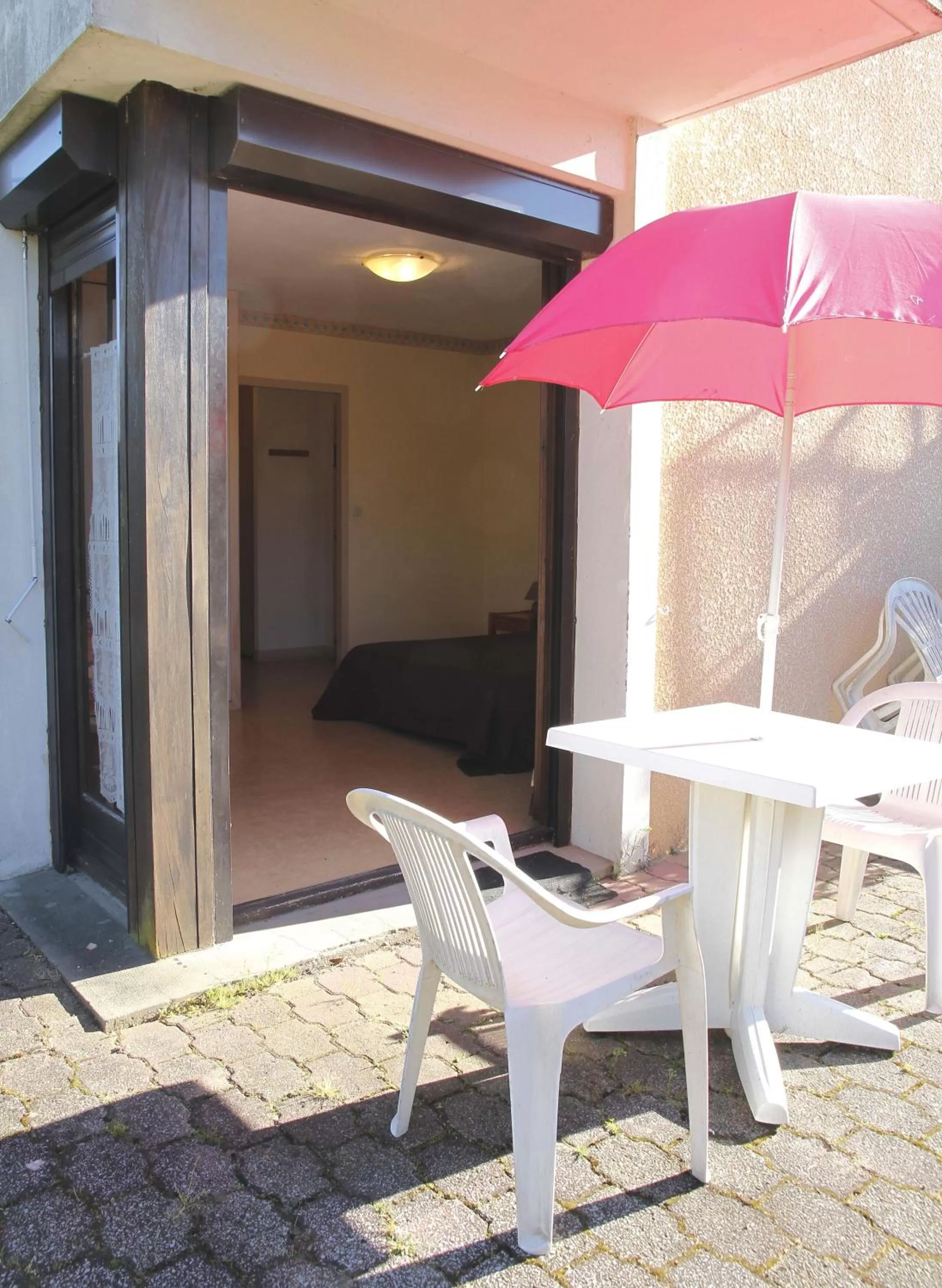 Patio in Hôtel Studios Les Acacias