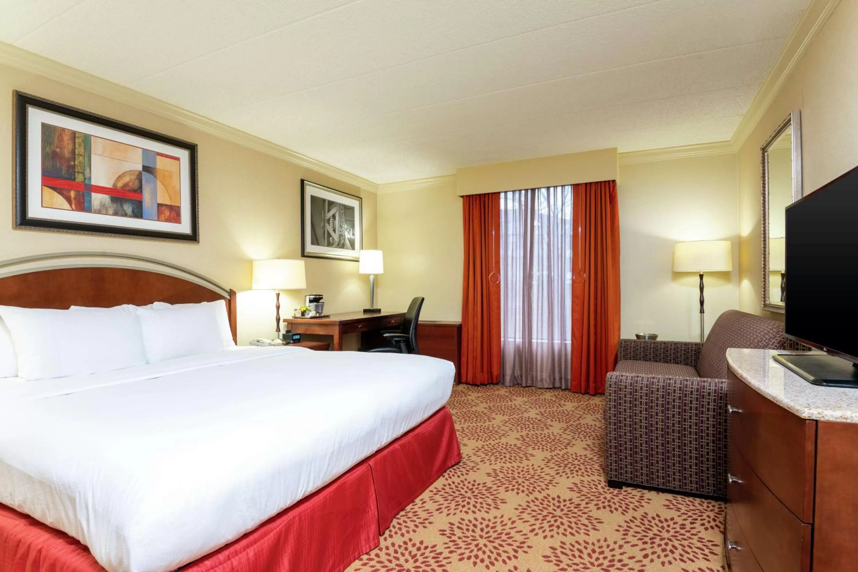 Bed in DoubleTree by Hilton Hotel Grand Rapids Airport