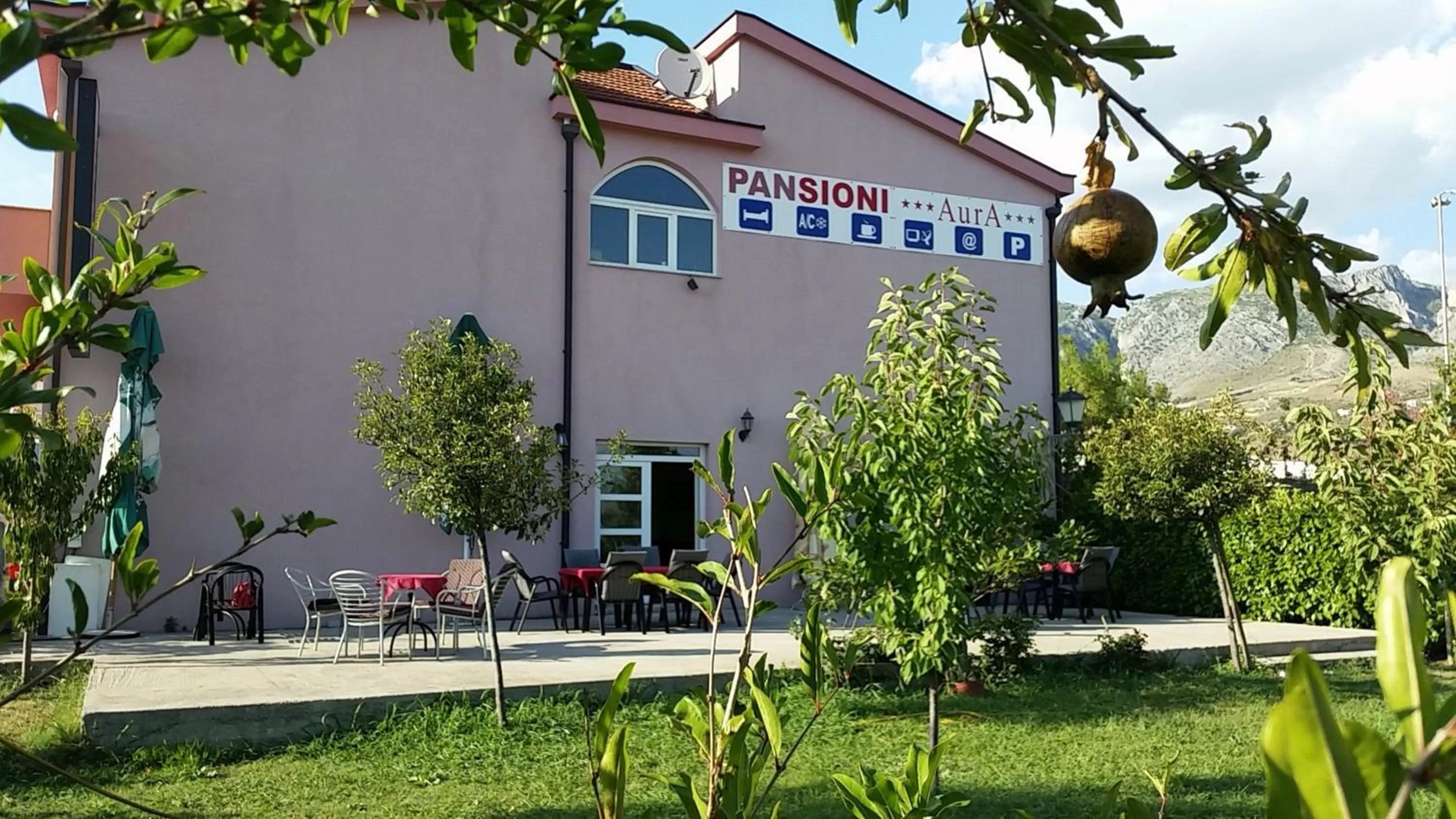 Garden view, Property Building in Motel Aura