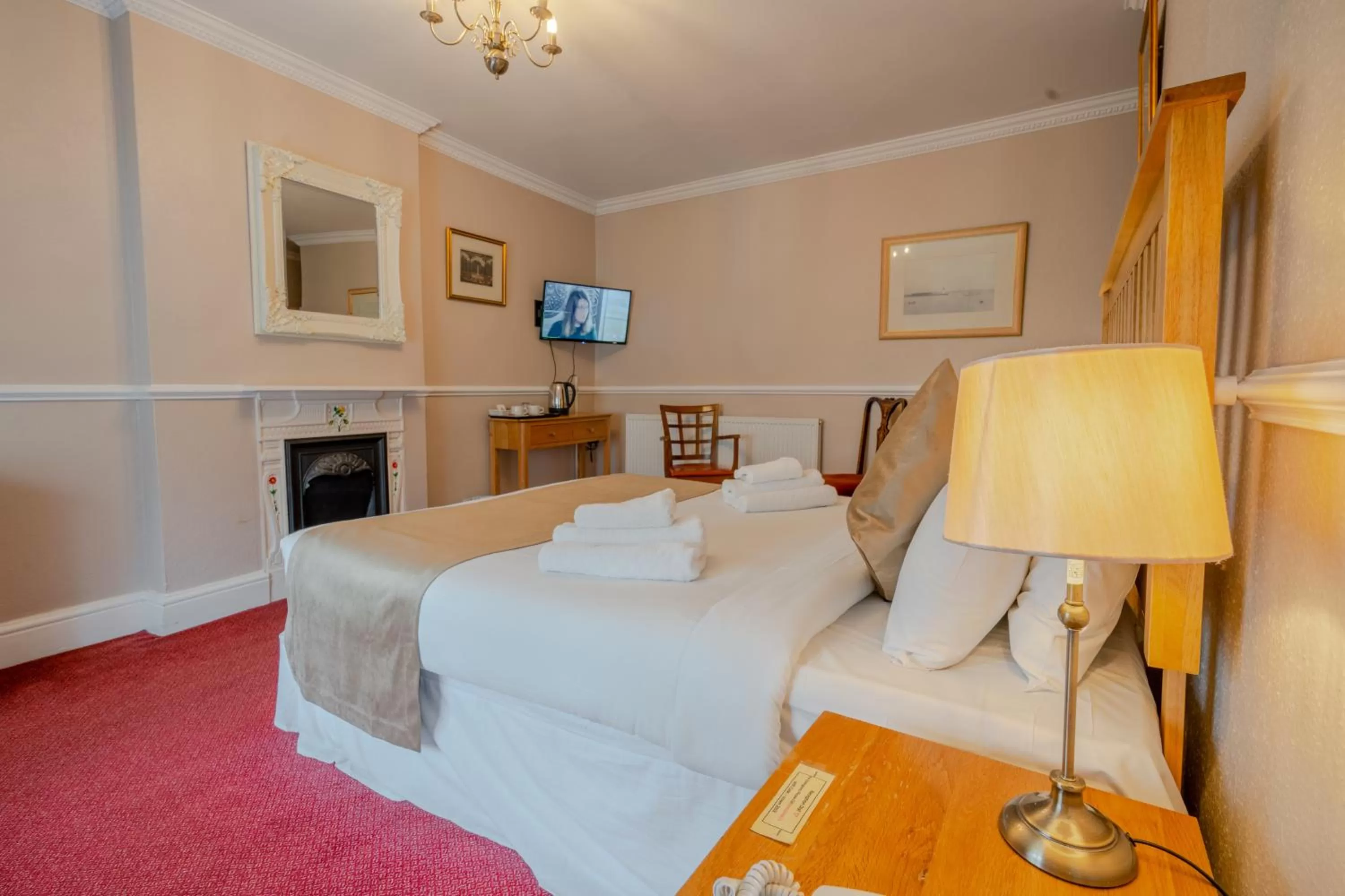 Bedroom, Bed in Crown Hotel Cotswold