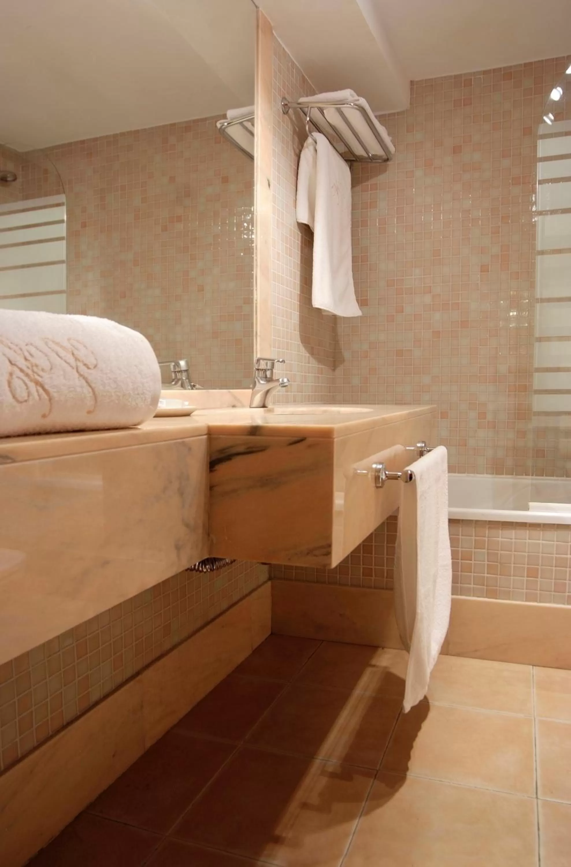 Bathroom, Bed in Anacapri