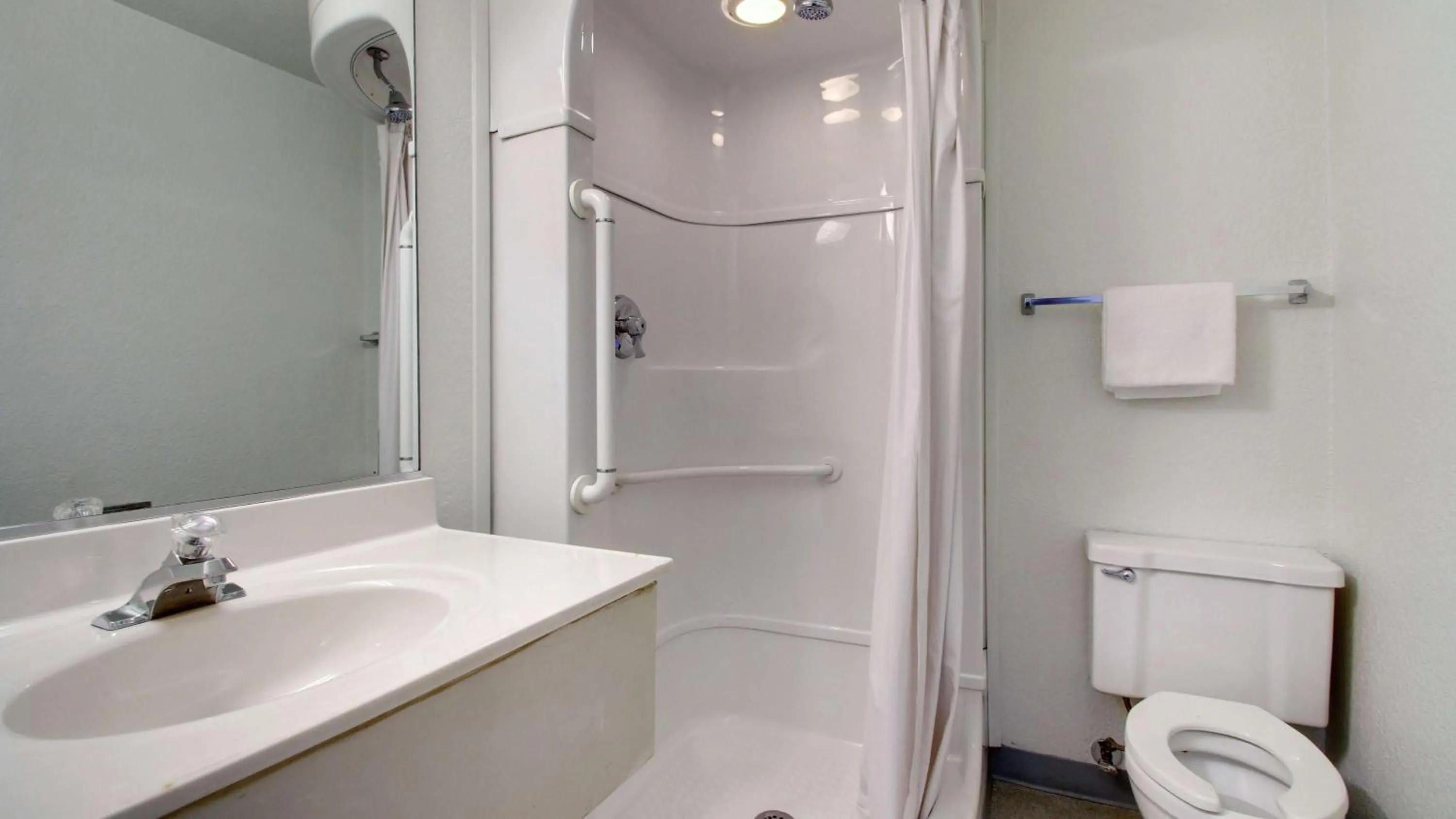 Standard Queen Room - Non-Smoking in Motel 6-Owensboro, KY