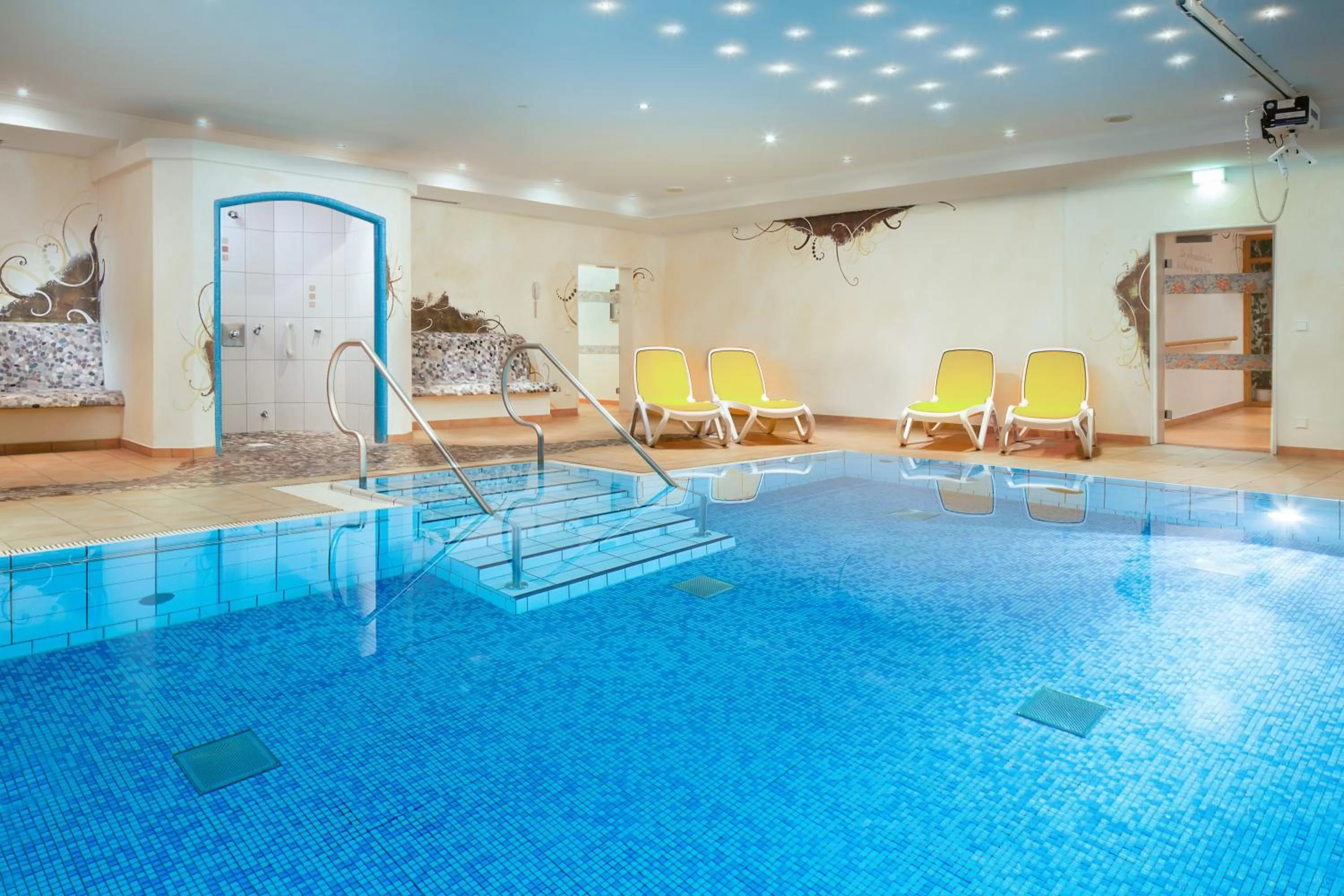 Swimming pool in Familien- und Wellnesshotel "Landhaus Viktoria"