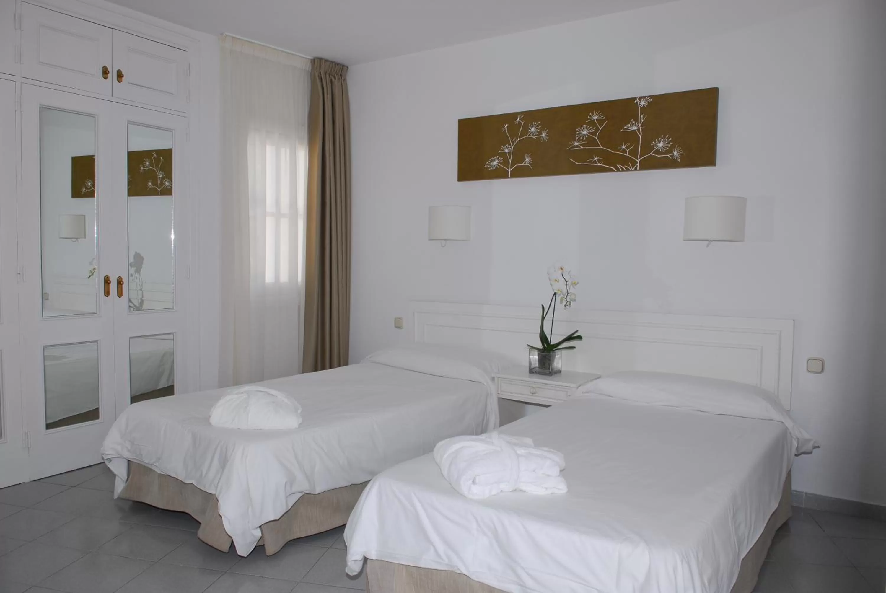 Photo of the whole room, Bed in Lagos de Fañabé Beach Resort