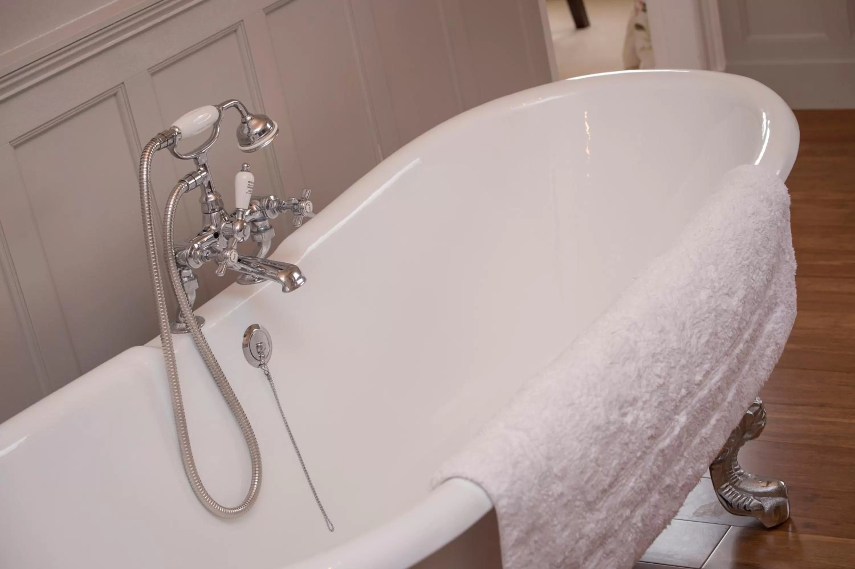 Bathroom in Lys-Na-Greyne Country House