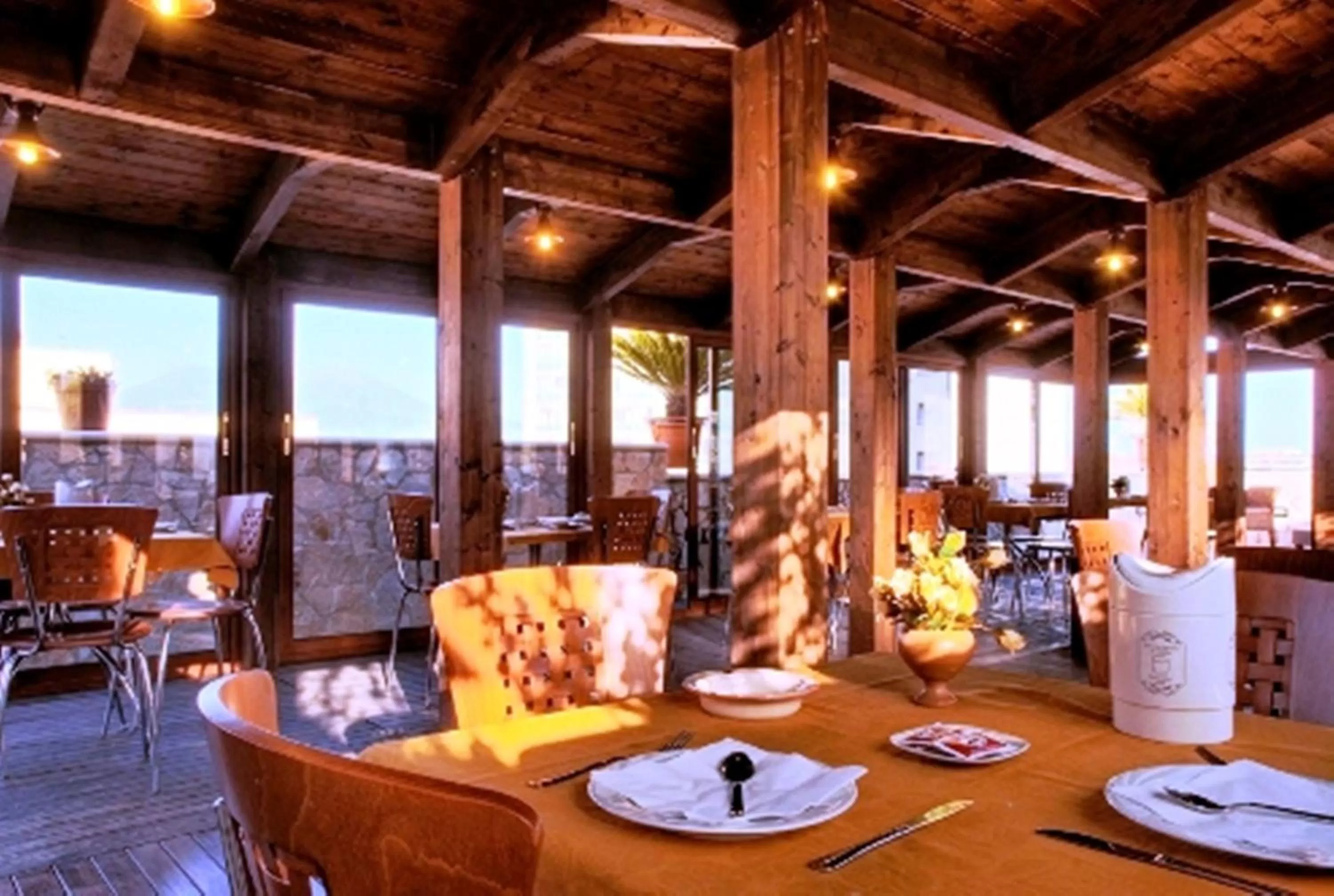 Restaurant/places to eat in Hotel Eden