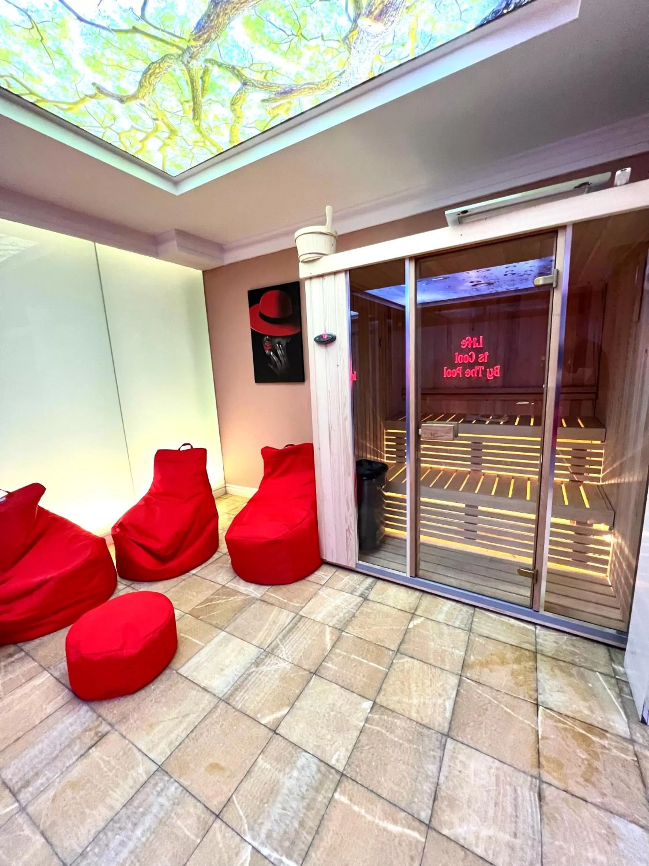 Swimming pool in Hotel Sara & SPA