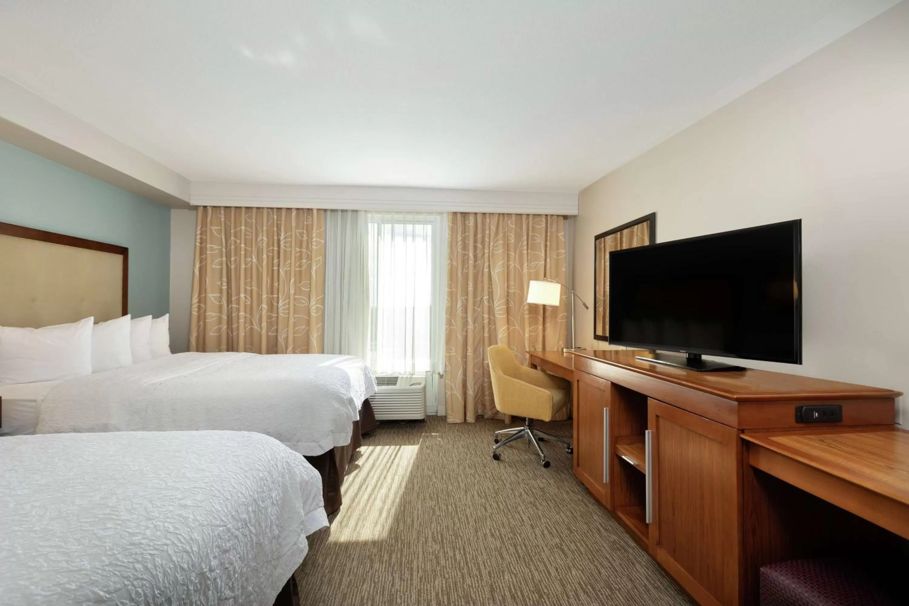 Bedroom, Bed in Hampton Inn & Suites-Austin Airport