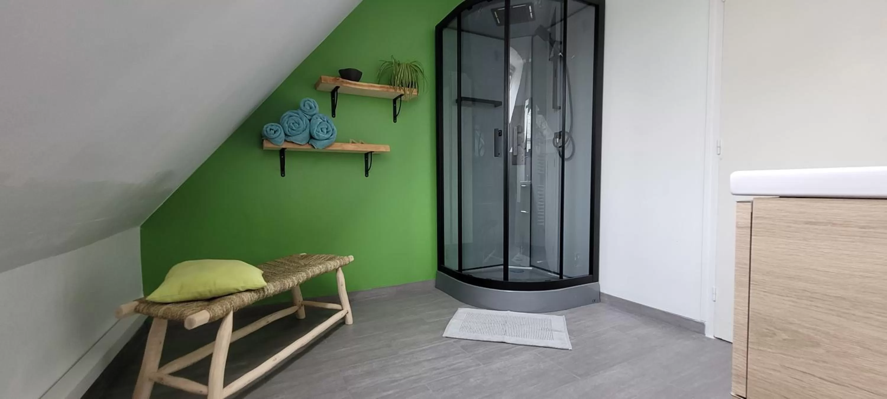 Shower, Seating Area in Chambre privée-Kermoal