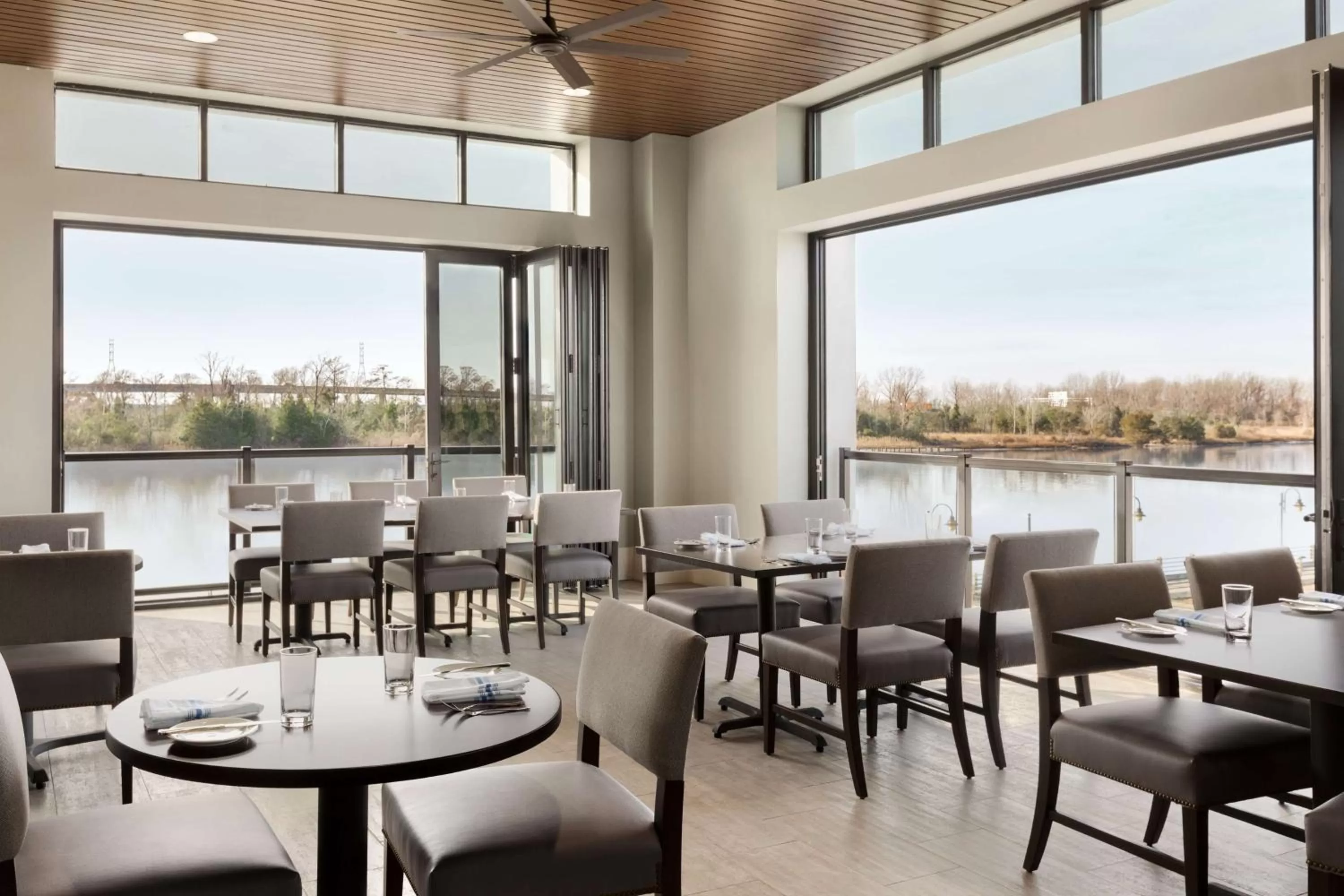 Restaurant/places to eat in Embassy Suites By Hilton Wilmington Riverfront