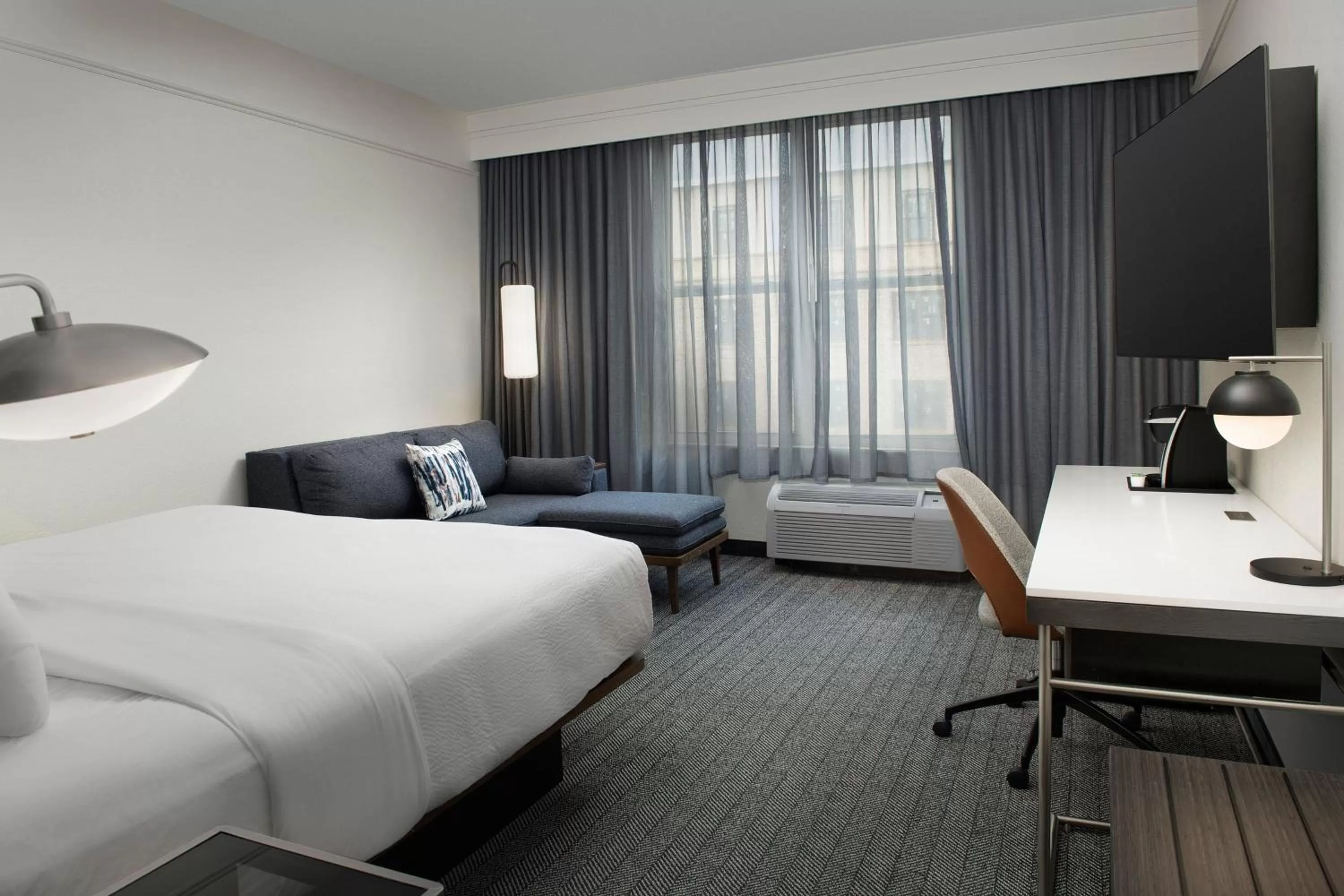 Photo of the whole room, Bed in Courtyard by Marriott Savannah Downtown - Historic District