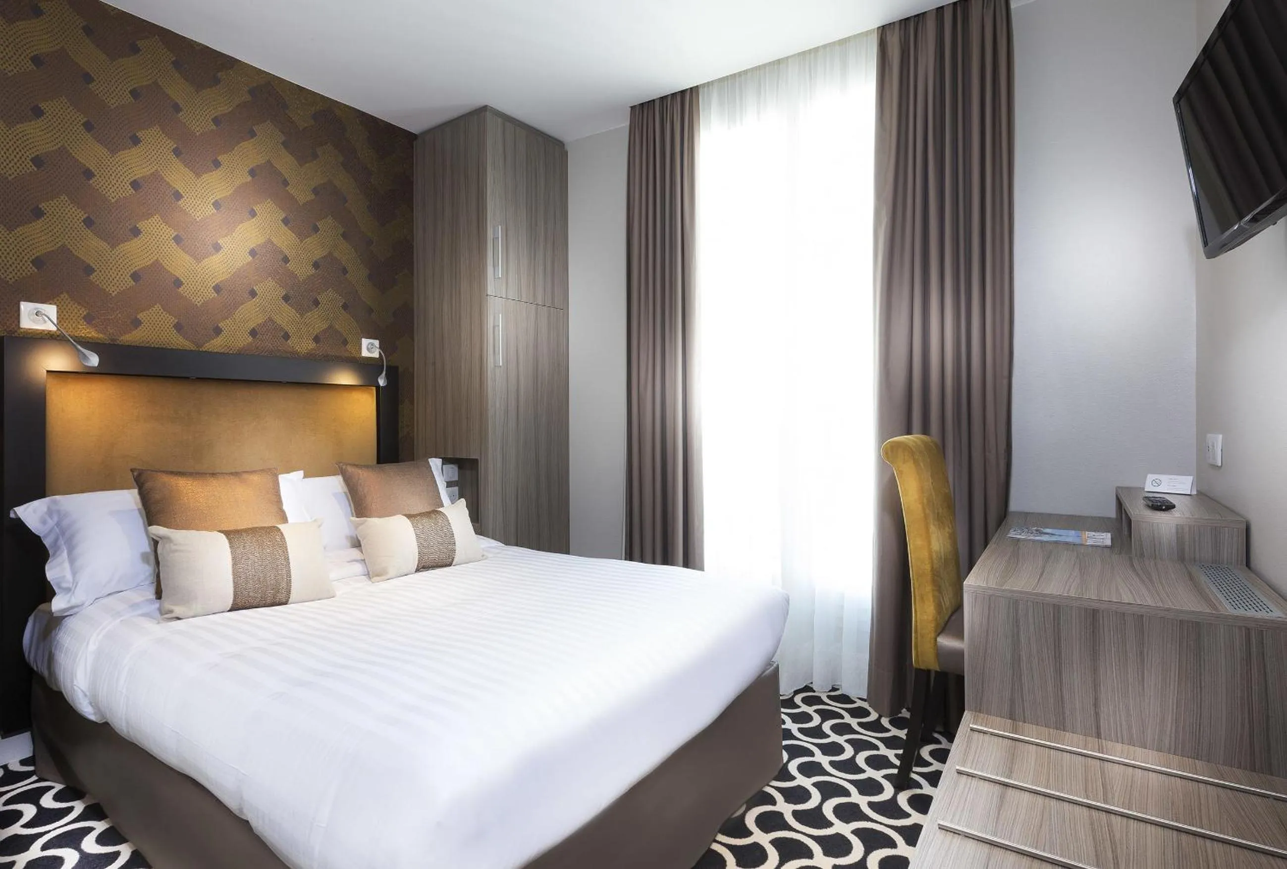 Bed in Hôtel International Paris