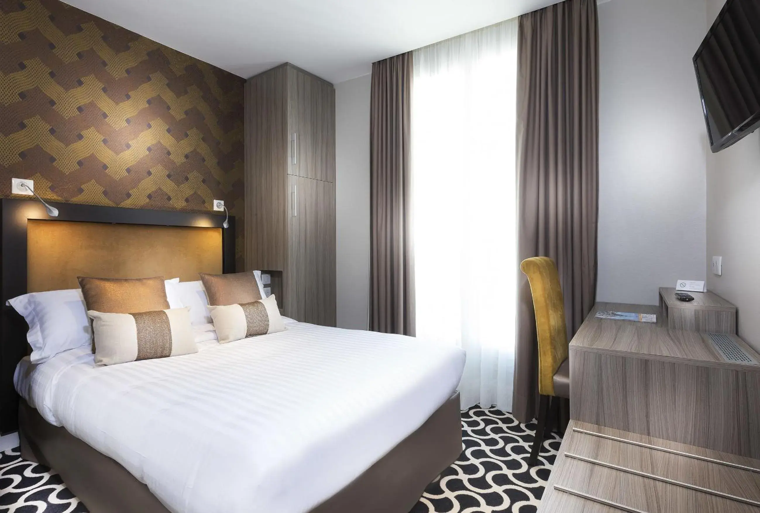 Comfort Double Room in Hôtel International Paris Comfort Double Room in Hôtel International Paris