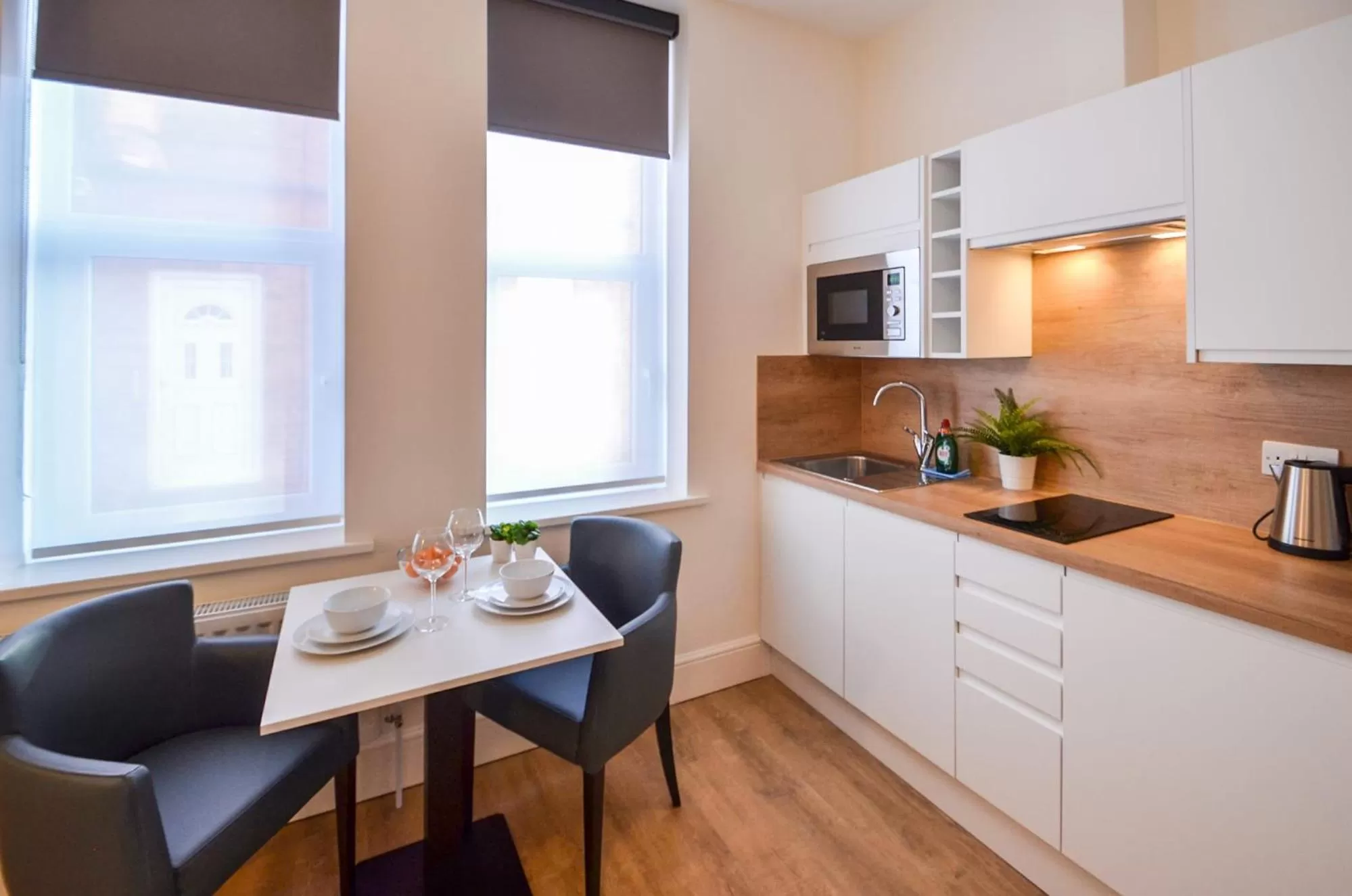 Dining area, Kitchen/Kitchenette in The Birchover Residences Trent Bridge