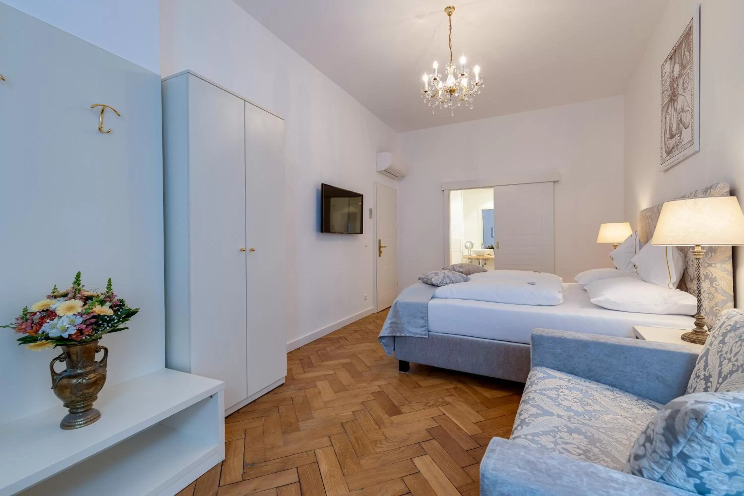 Photo of the whole room, Bed in Boutique Hotel Goldenes Lamm Villach