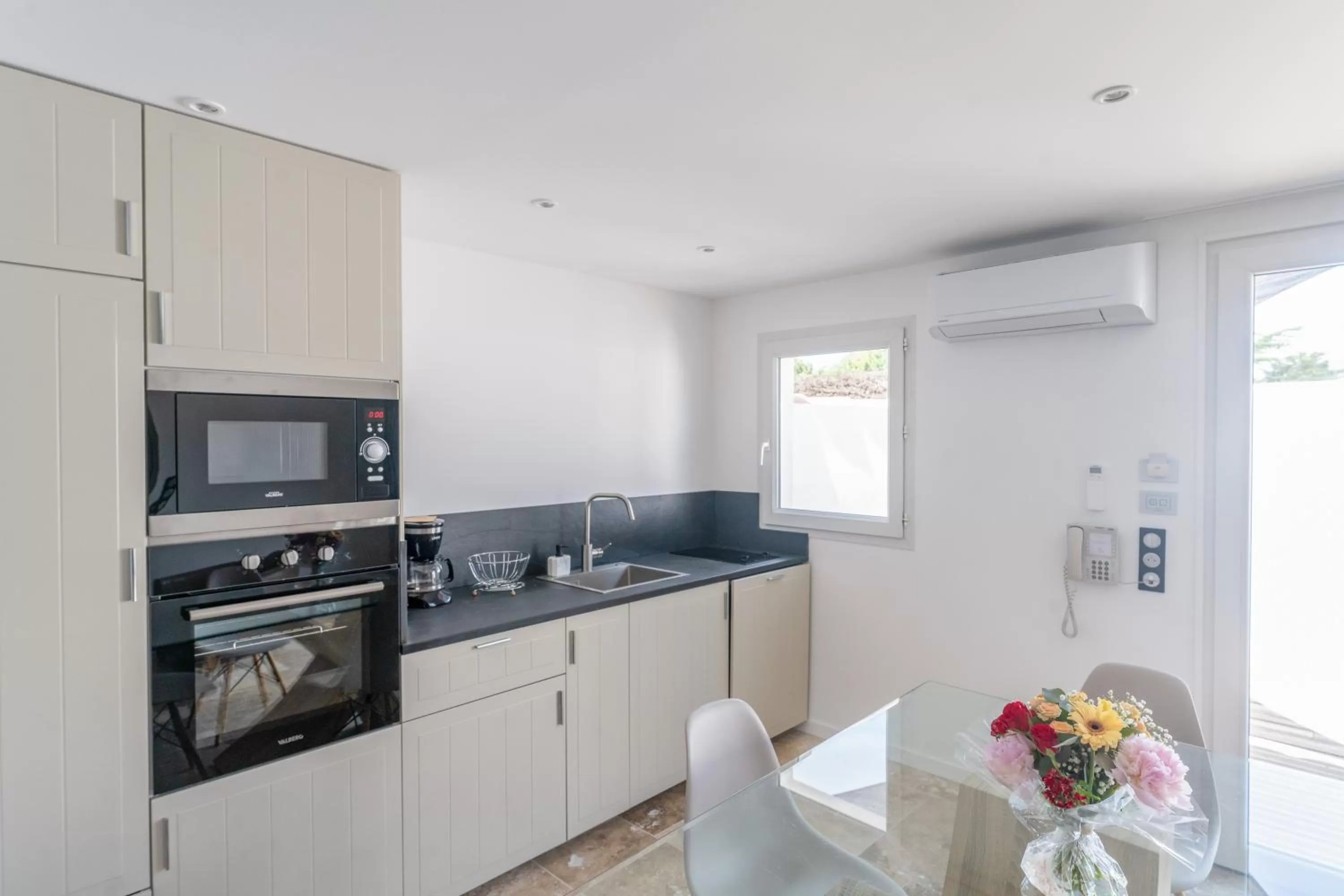 Kitchen or kitchenette in Hôtel Restaurant & Spa Plaisir