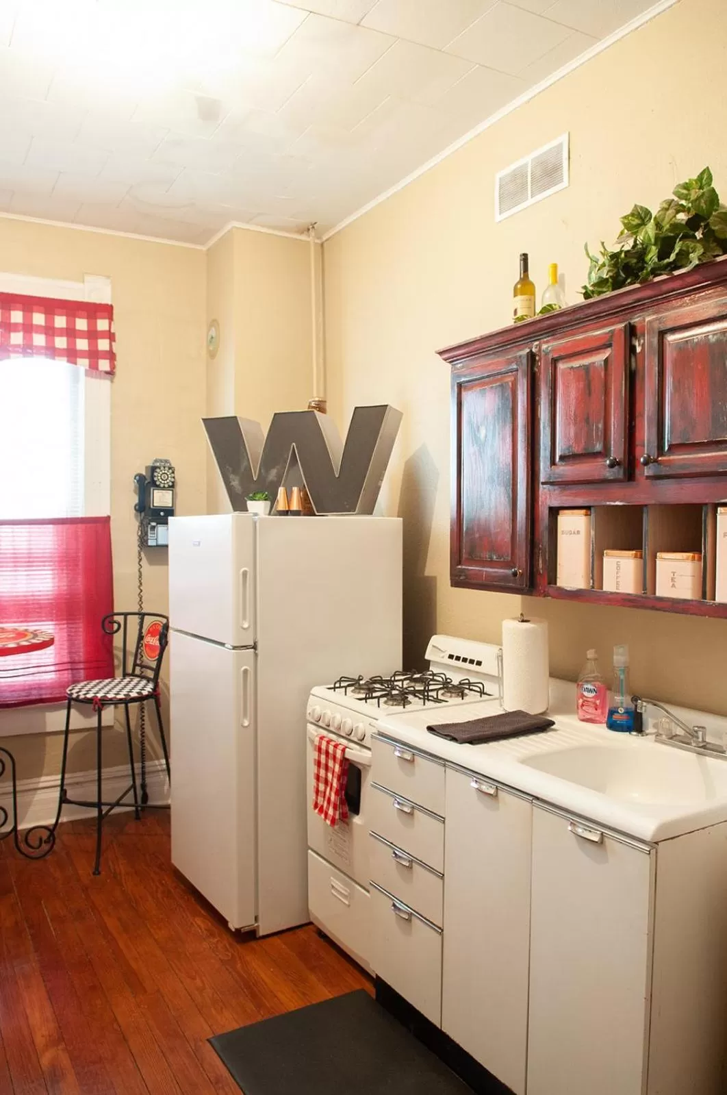 Kitchen or kitchenette in The Historic Wolf Hotel