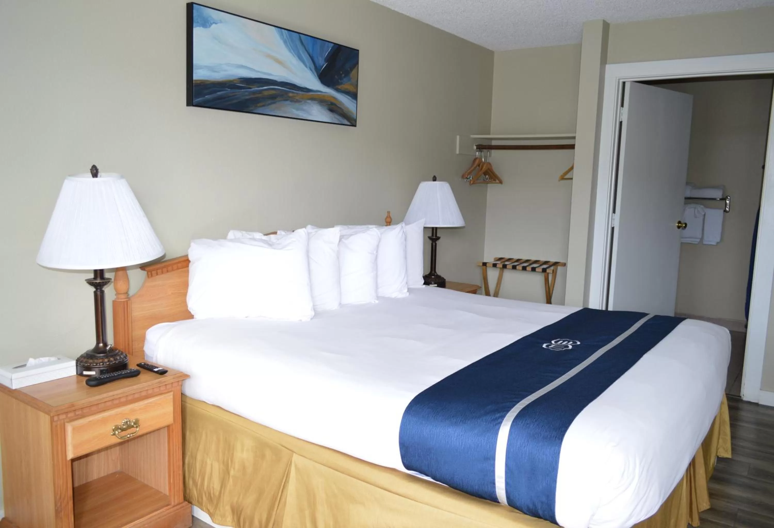 Bed in Omeo Suites Glass Beach