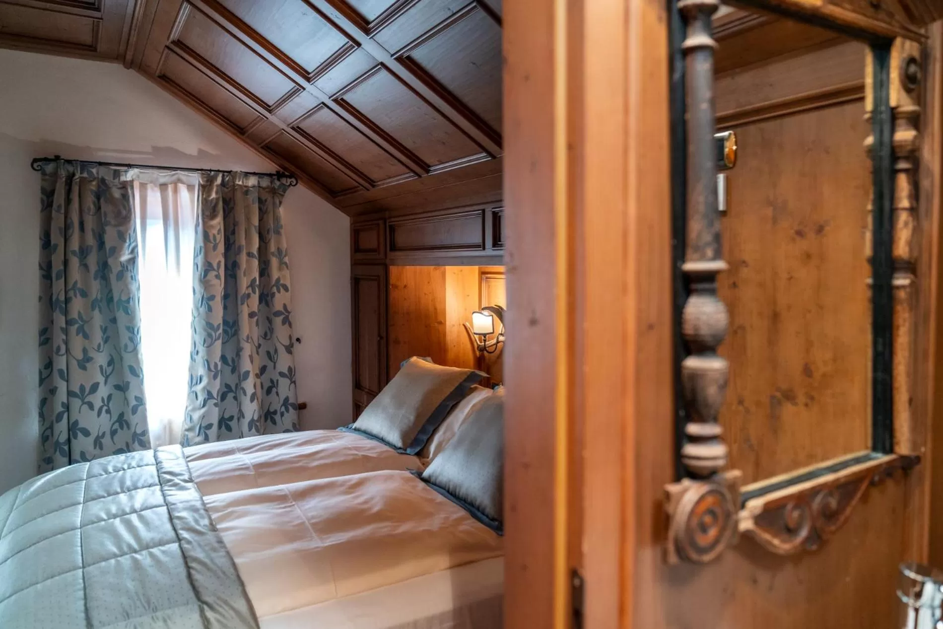 Decorative detail, Bed in Ambra Cortina Luxury&Fashion Hotel