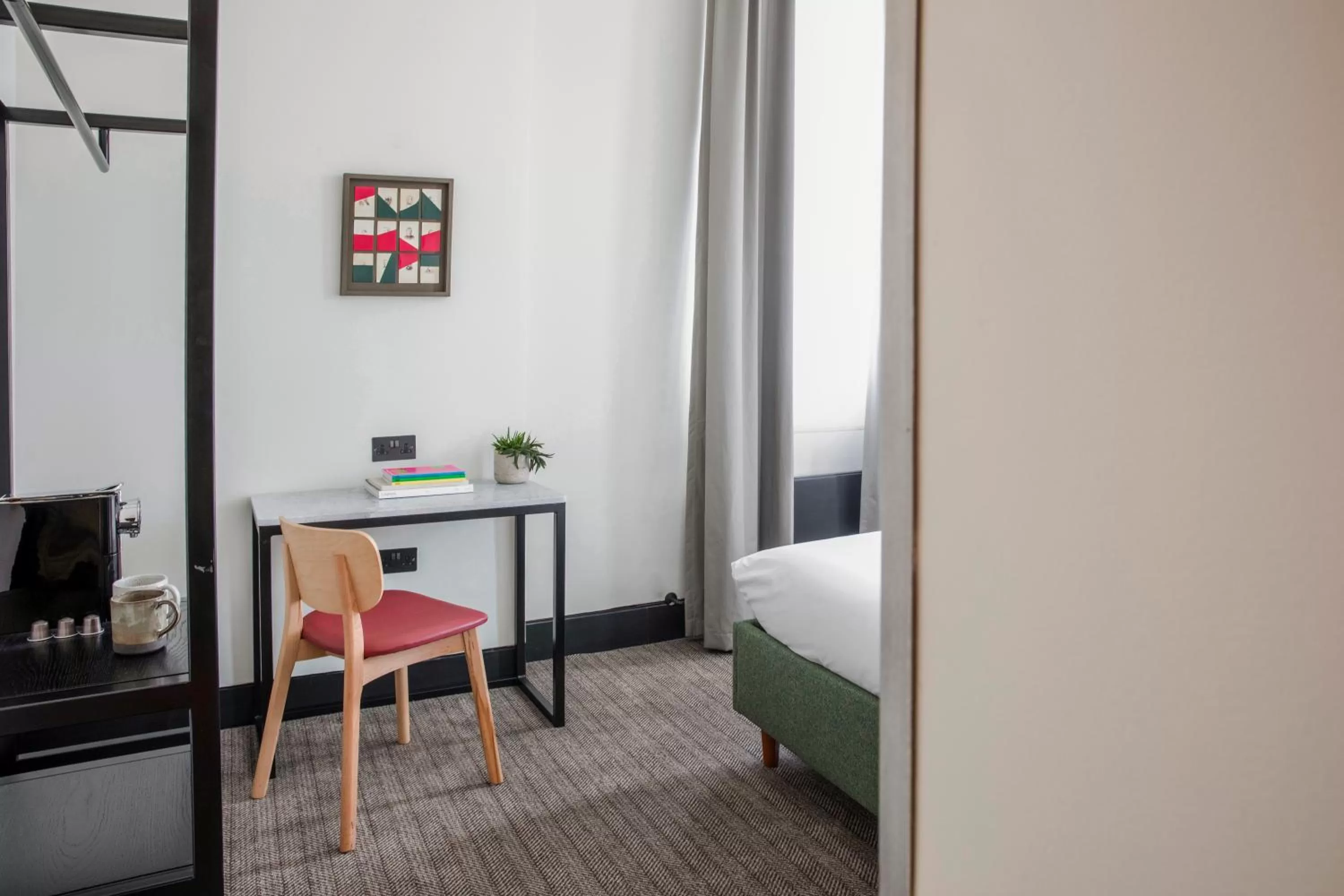 Bedroom, TV/Entertainment Center in Bedford Corner Hotel