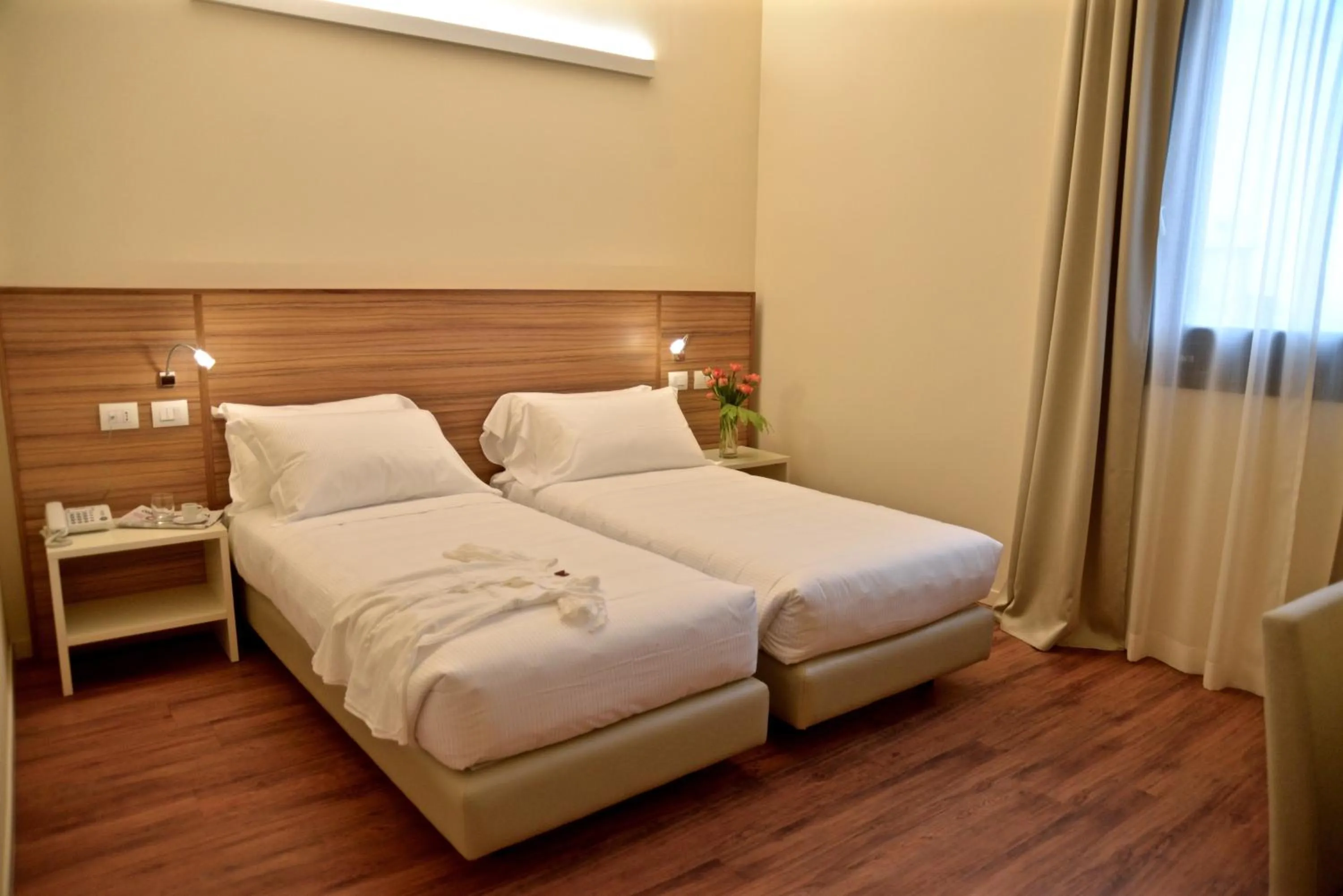 Shower, Bed in Hotel Forum