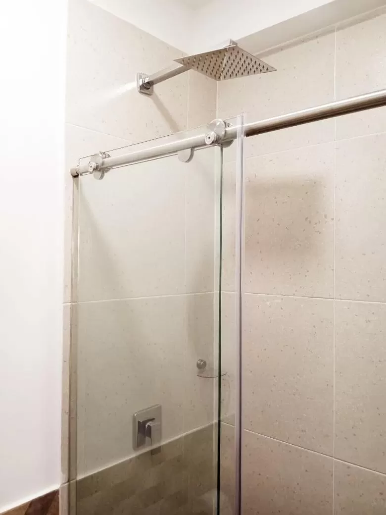 Shower, Bathroom in Aw Hotel Pasarela Real