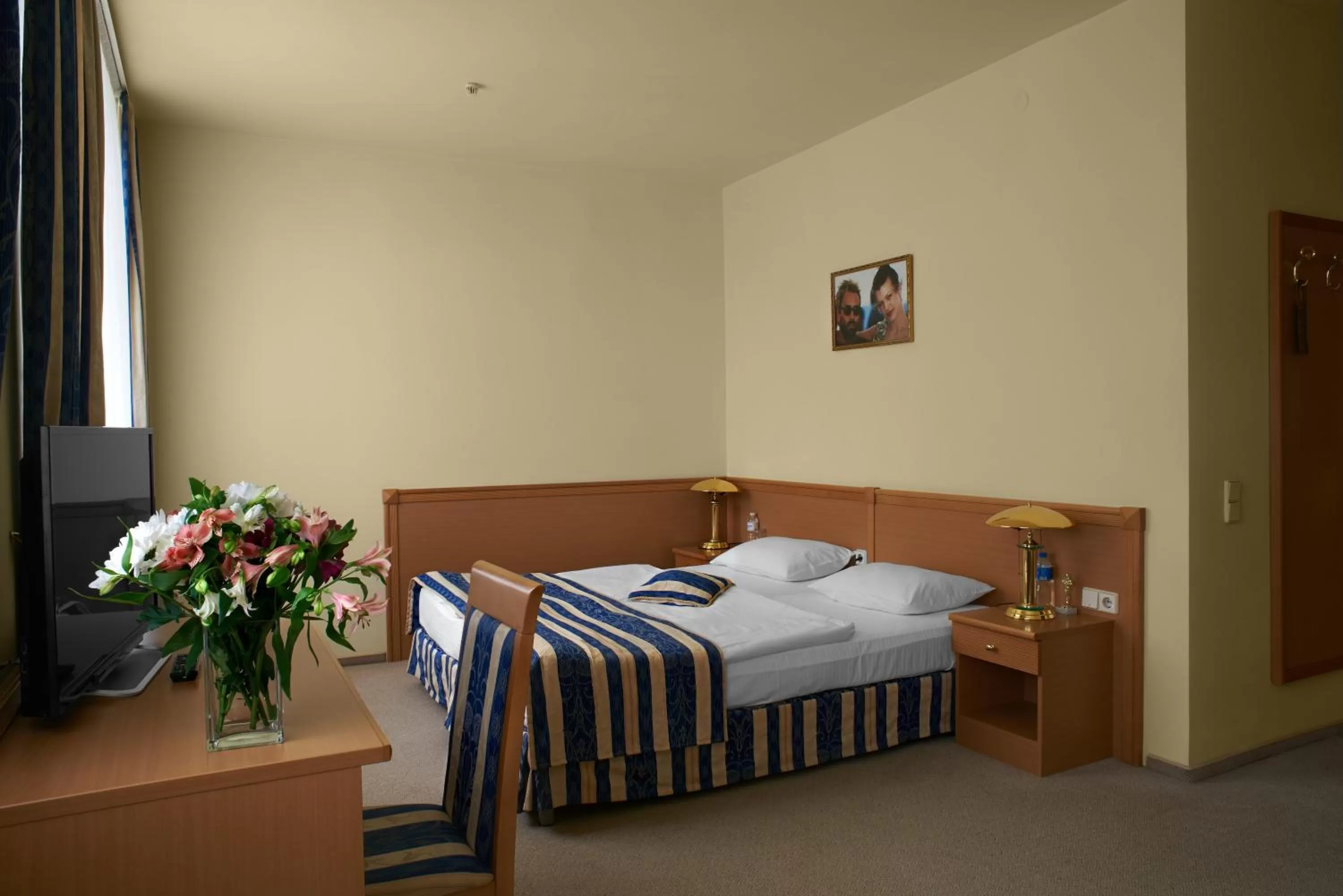 Photo of the whole room, Bed in Oscar