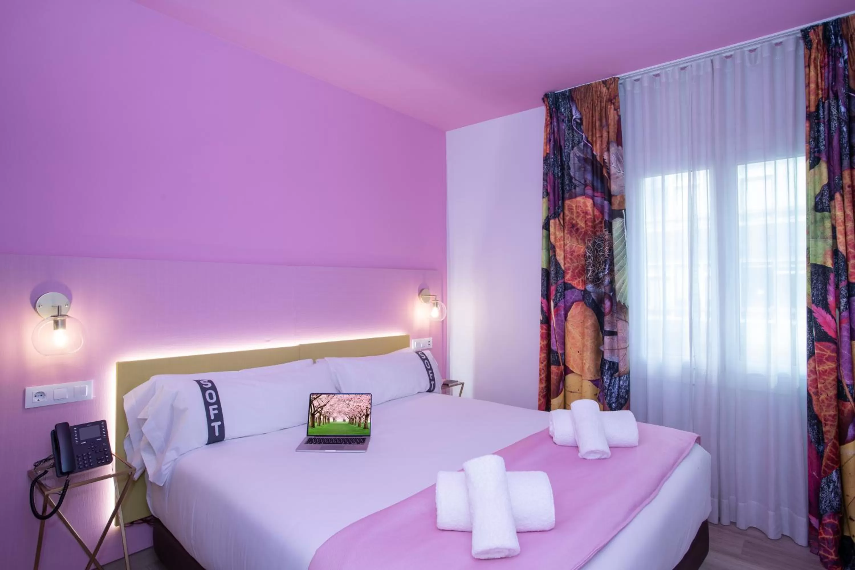 Photo of the whole room, Bed in Casual Colours Barcelona