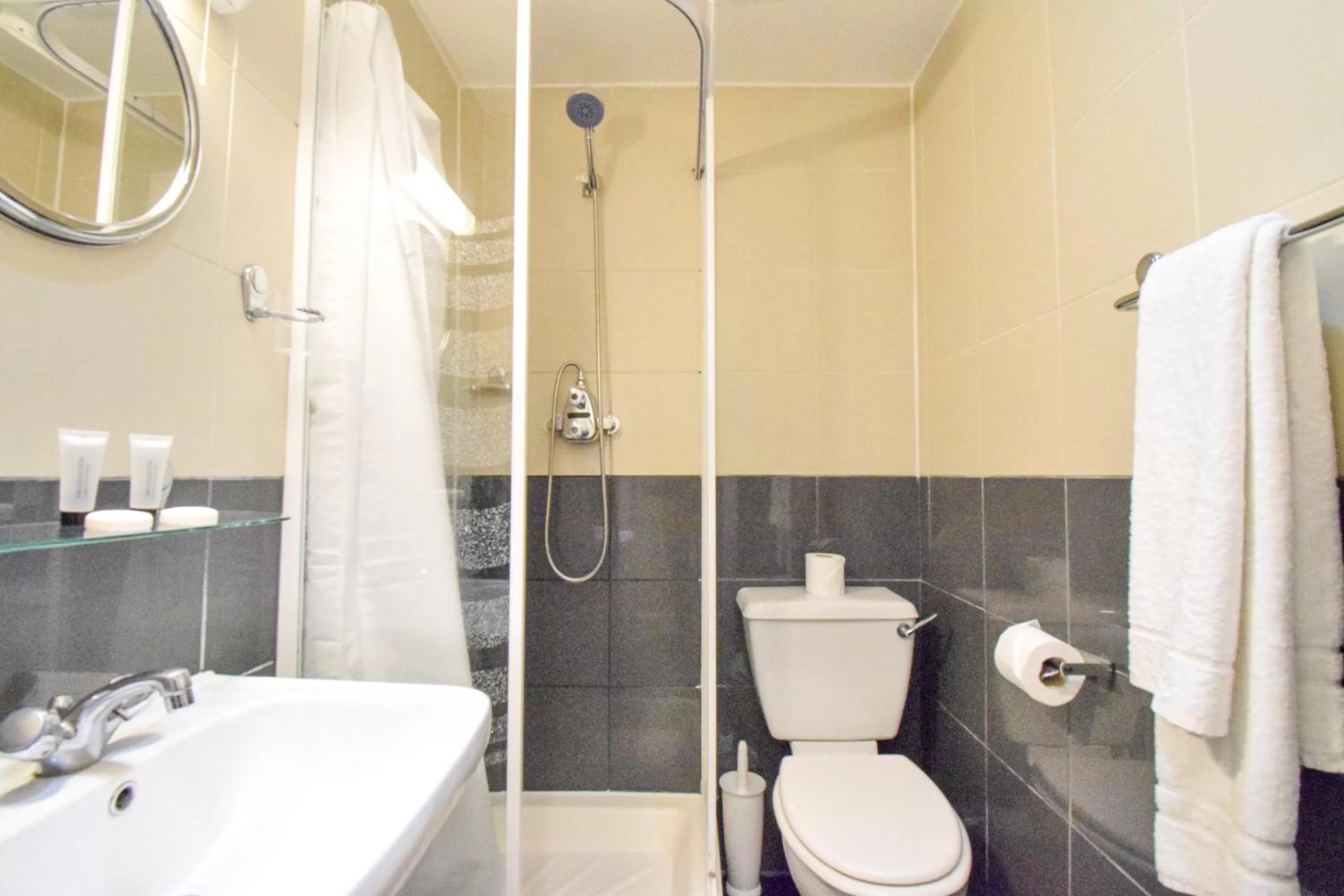 Bathroom in Pembridge Palace Hotel