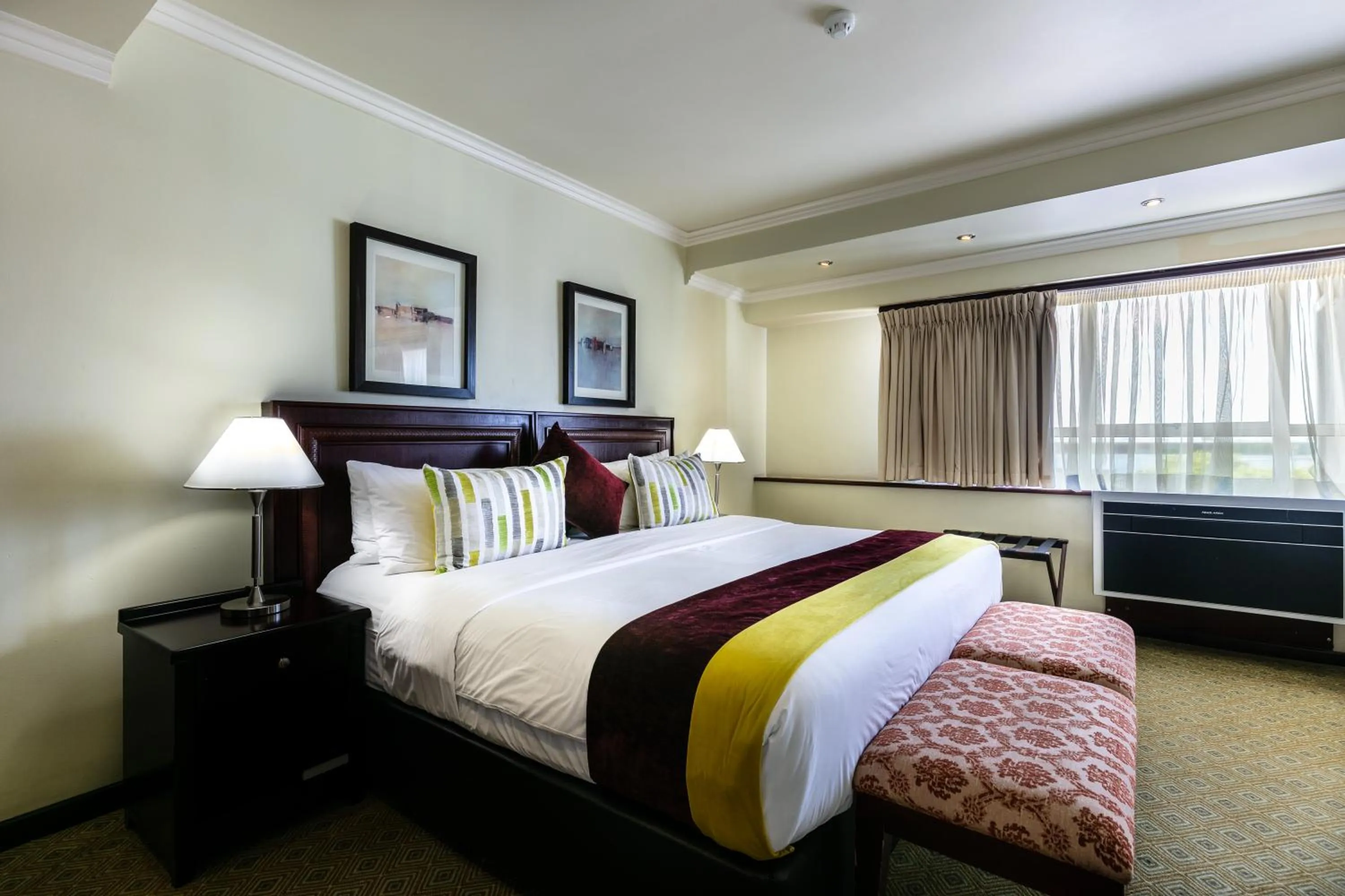 Bedroom, Bed in Cresta President Hotel
