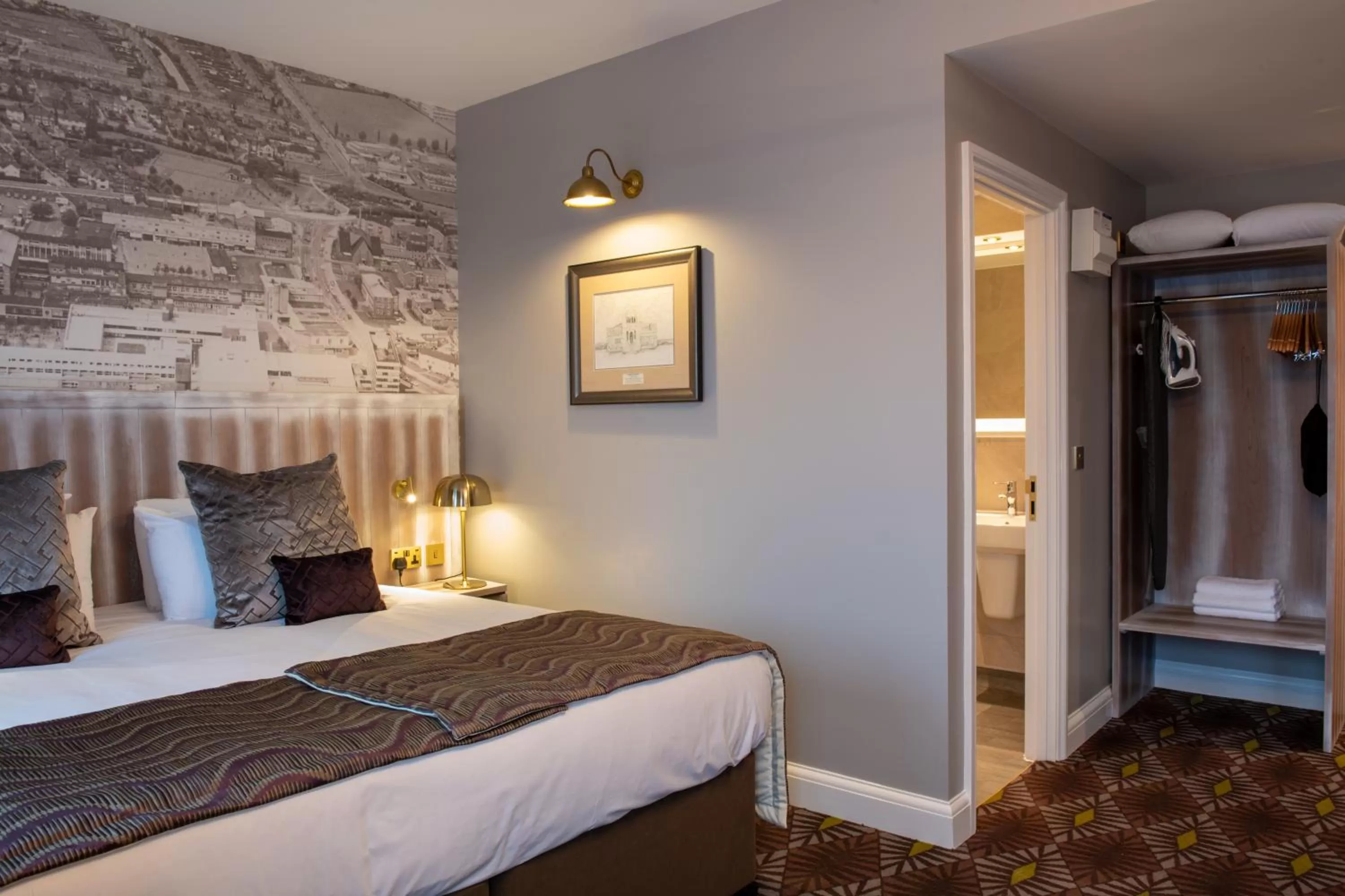 Photo of the whole room, Bed in The Saxon Crown Wetherspoon