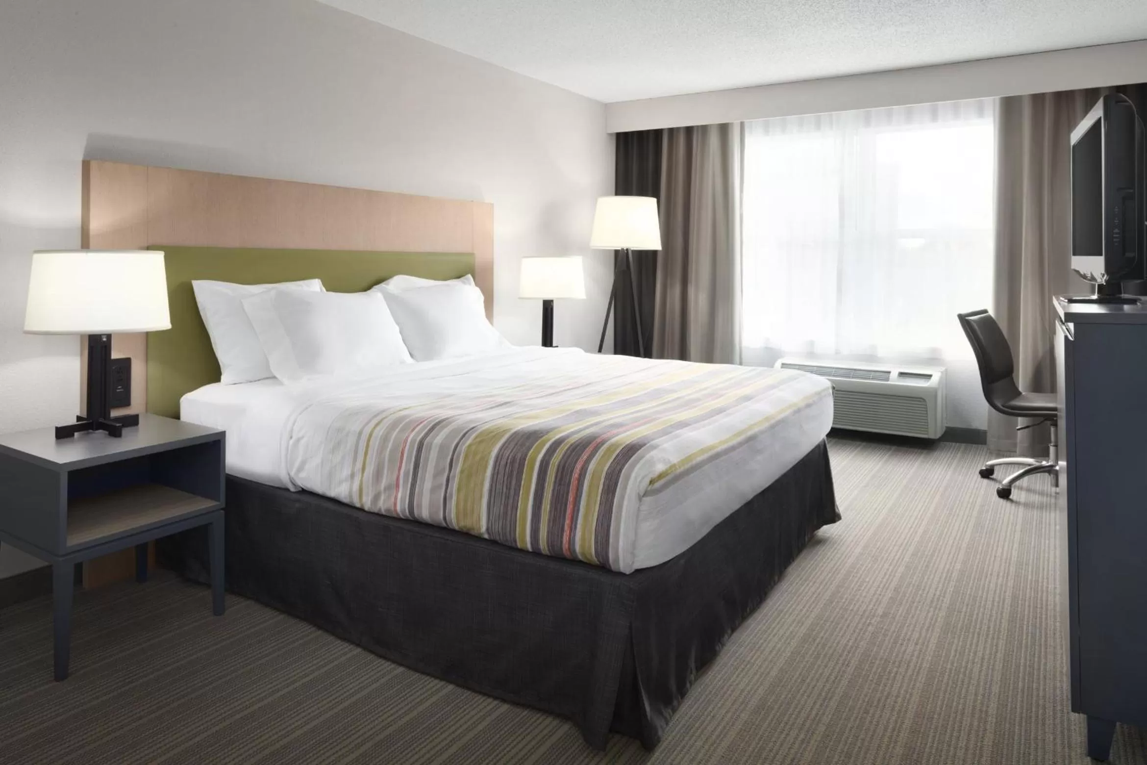 King Room Hearing Accessible - Non-Smoking in Country Inn & Suites by Radisson, Camp Springs (Andrews Air Force Base), MD