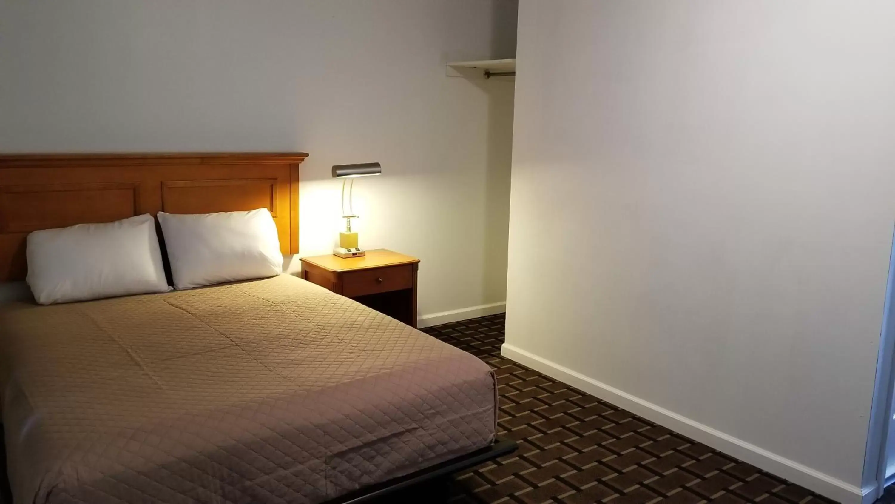 Queen Room - Disability Access in Budget Inn Breezewood Queen Room - Disability Access in Budget Inn Breezewood