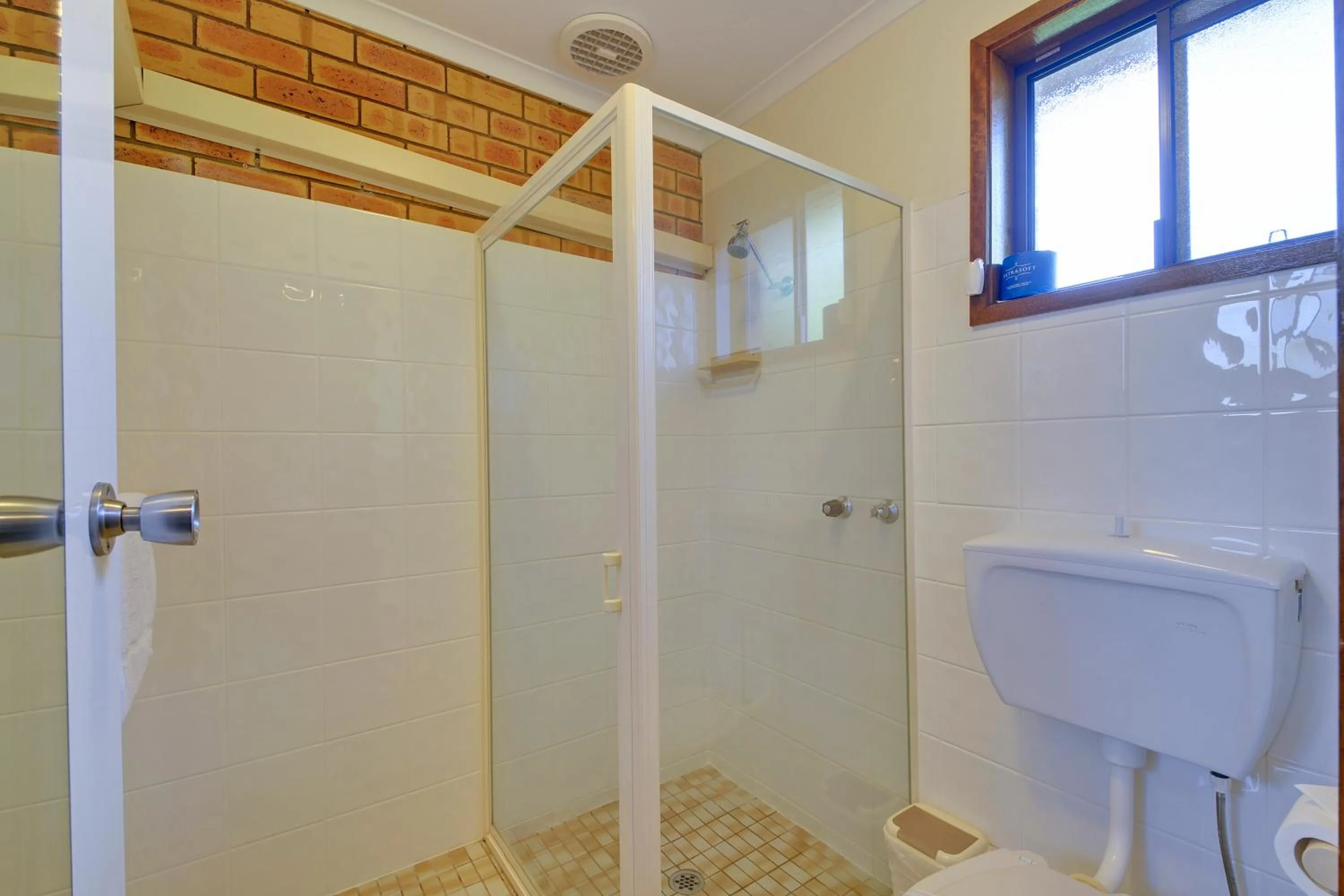 Shower in Tree Rose Motel Morwell