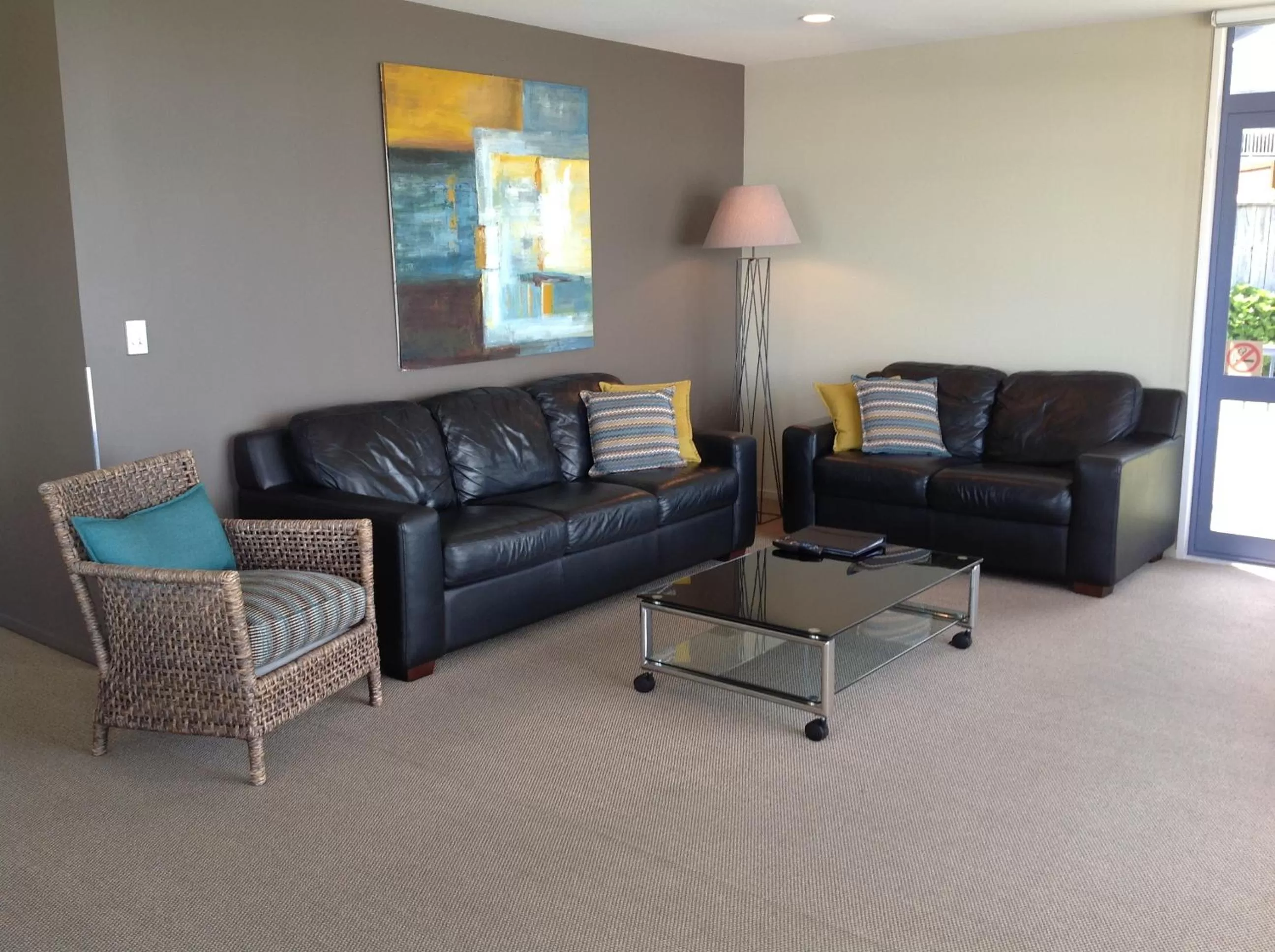 Living room in Sails on the Lake