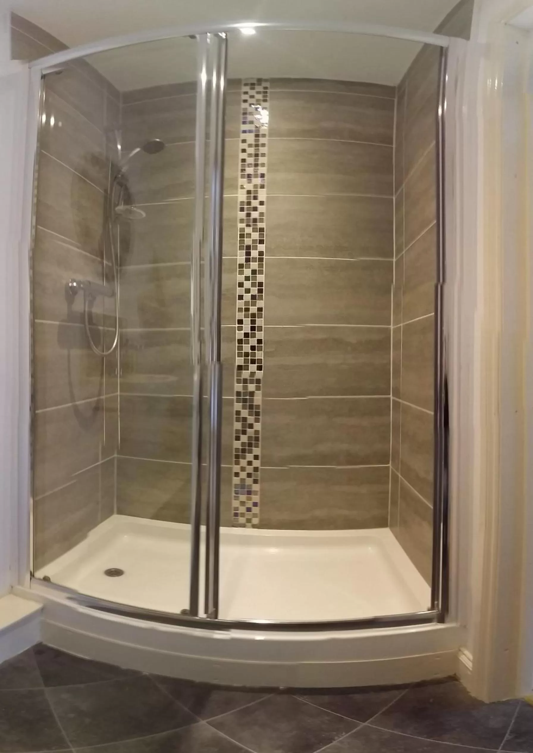 Shower in Kingsmede Bed & Breakfast