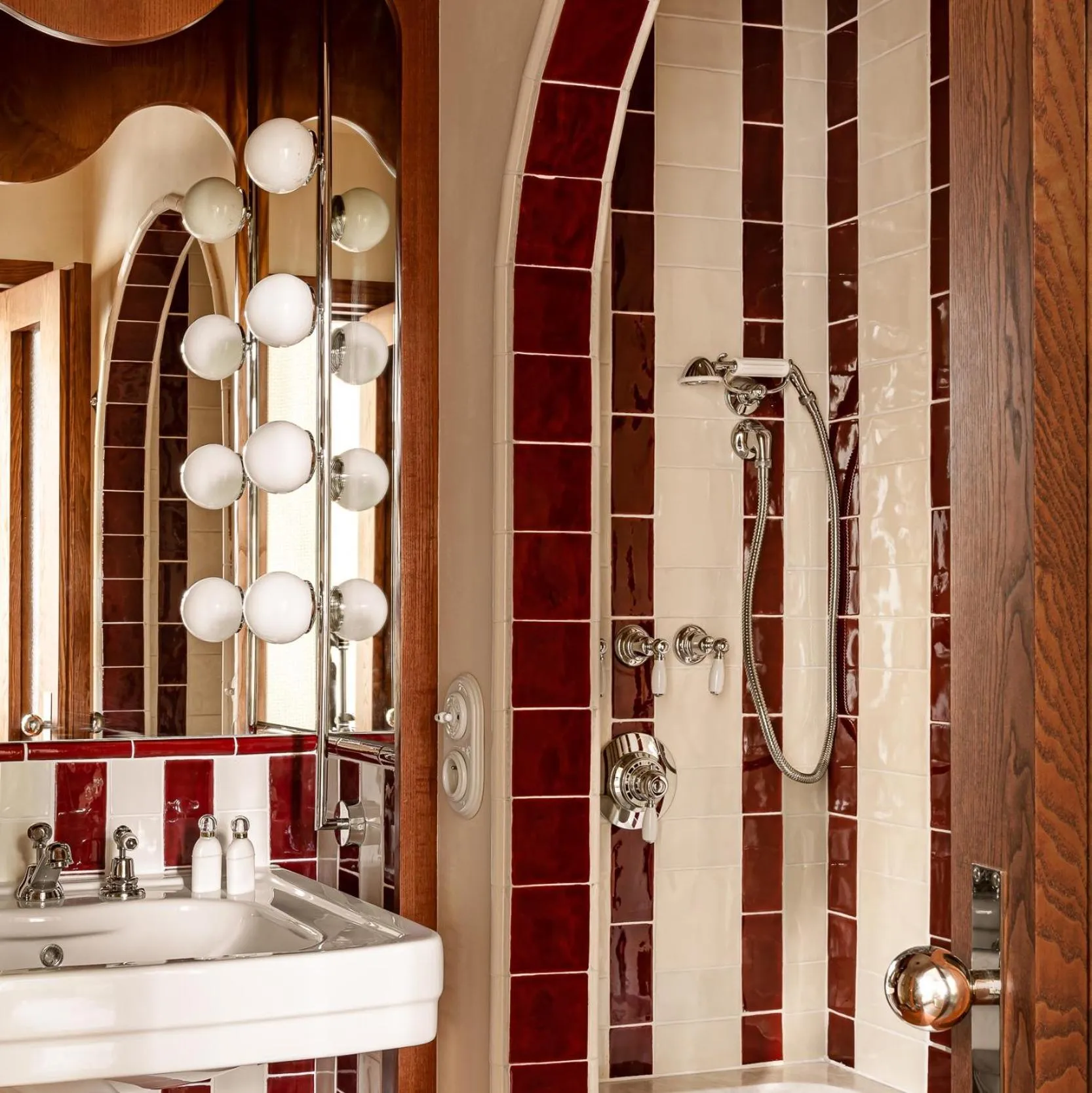 Bathroom in Château des Fleurs Hôtel & Spa Paris