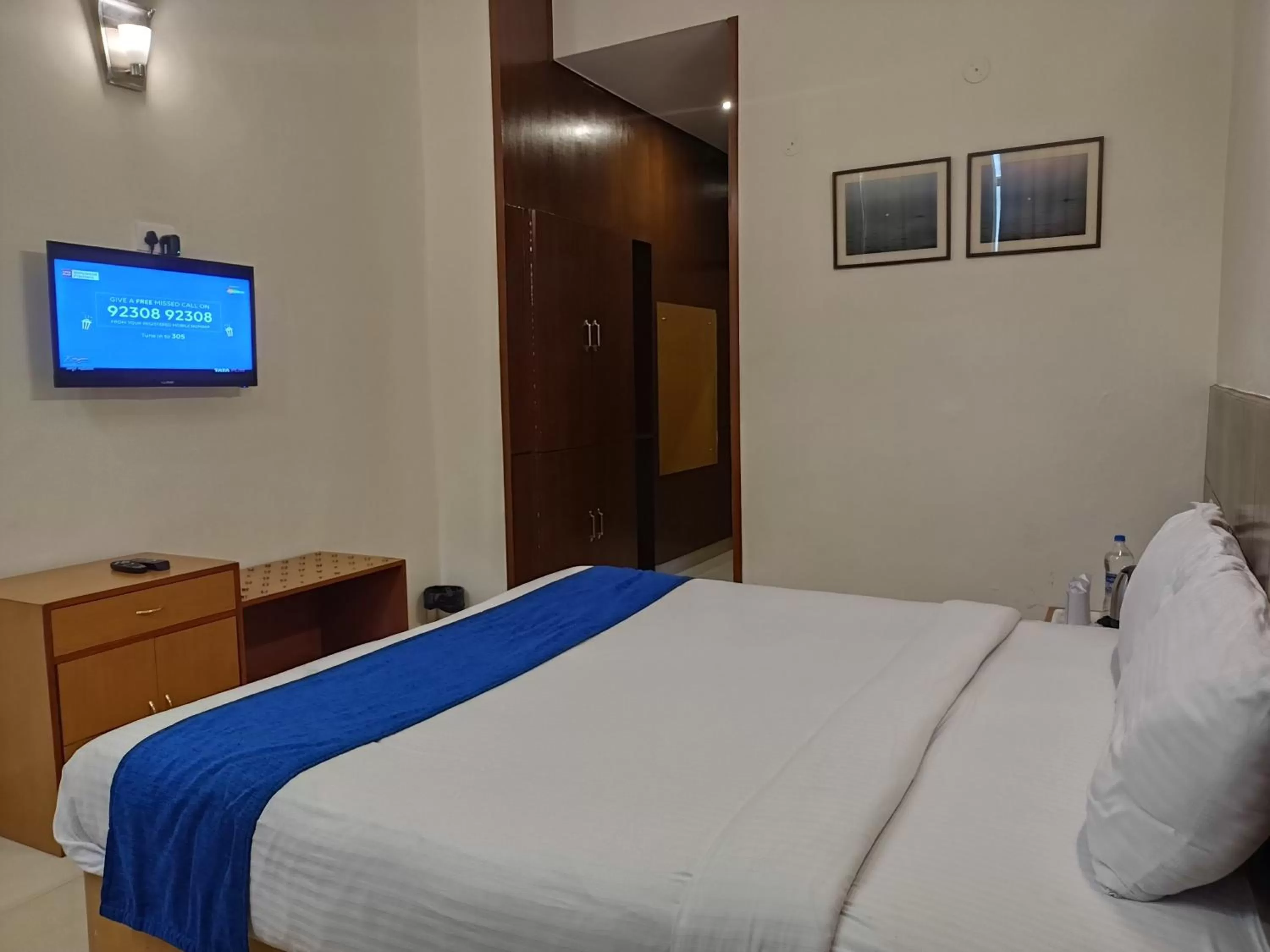 Bed in Hotel Broadways Inn