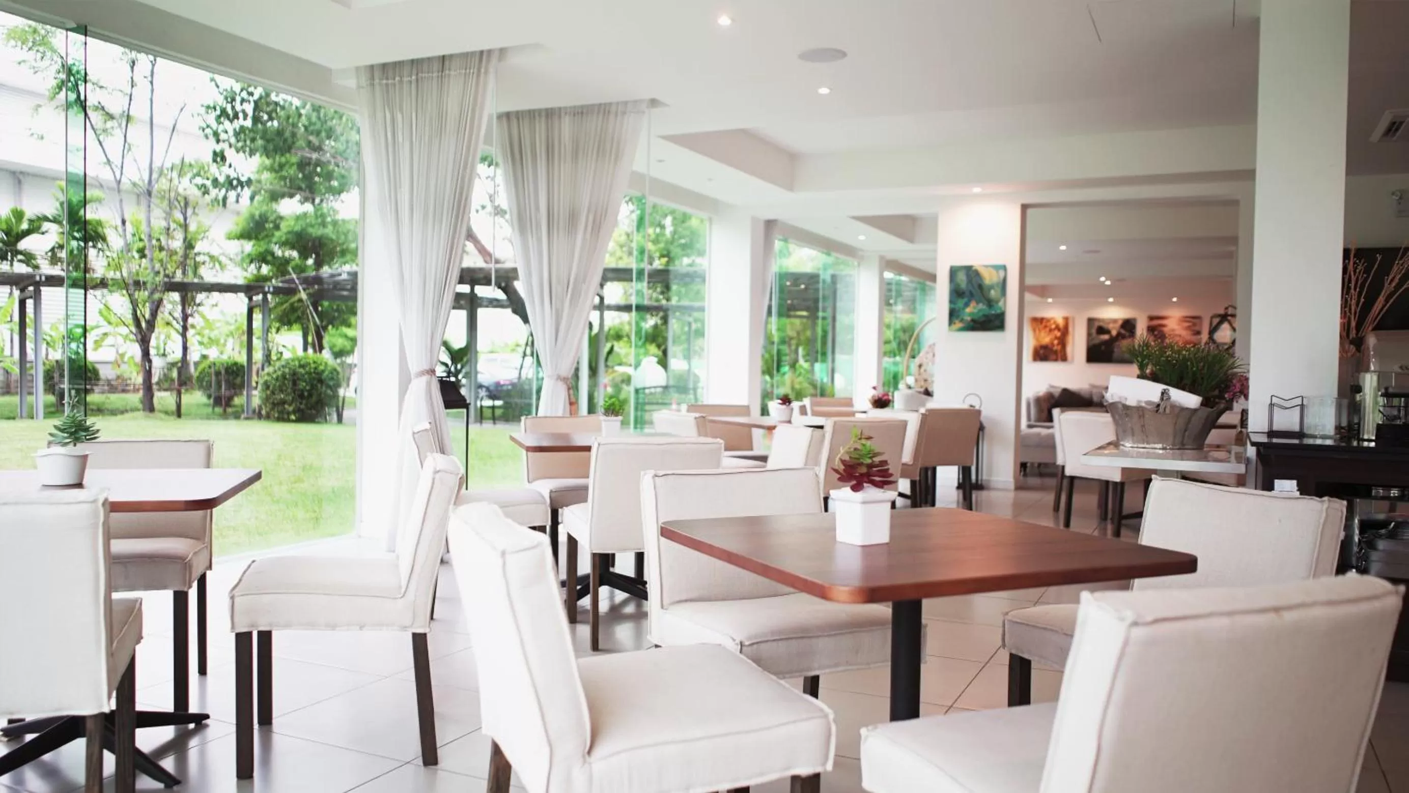 Restaurant/Places to Eat in The White Garden Premier Saraburi