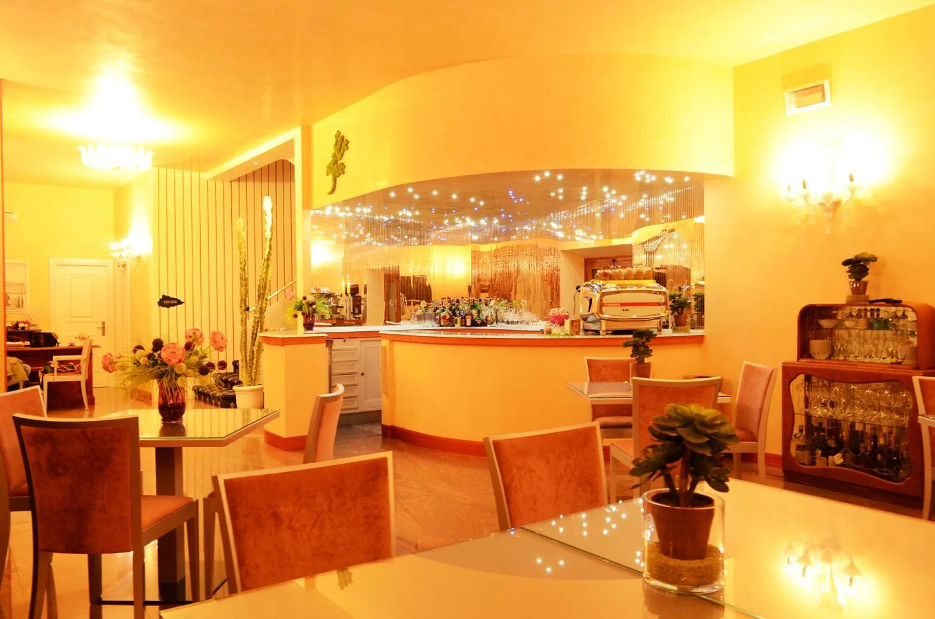 Restaurant/places to eat in Sangallo Hotel