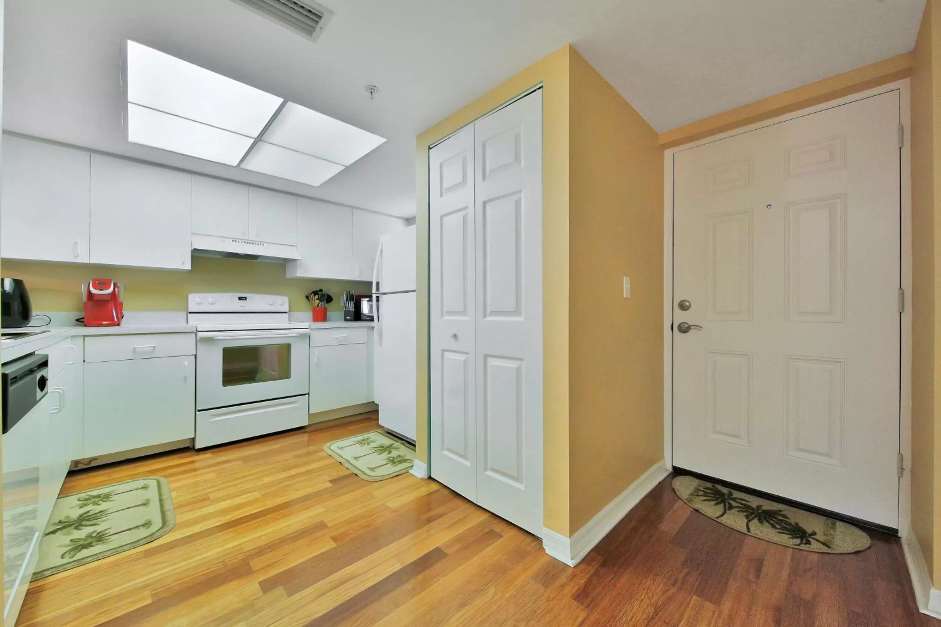 Kitchen/Kitchenette in Ocean Village L15