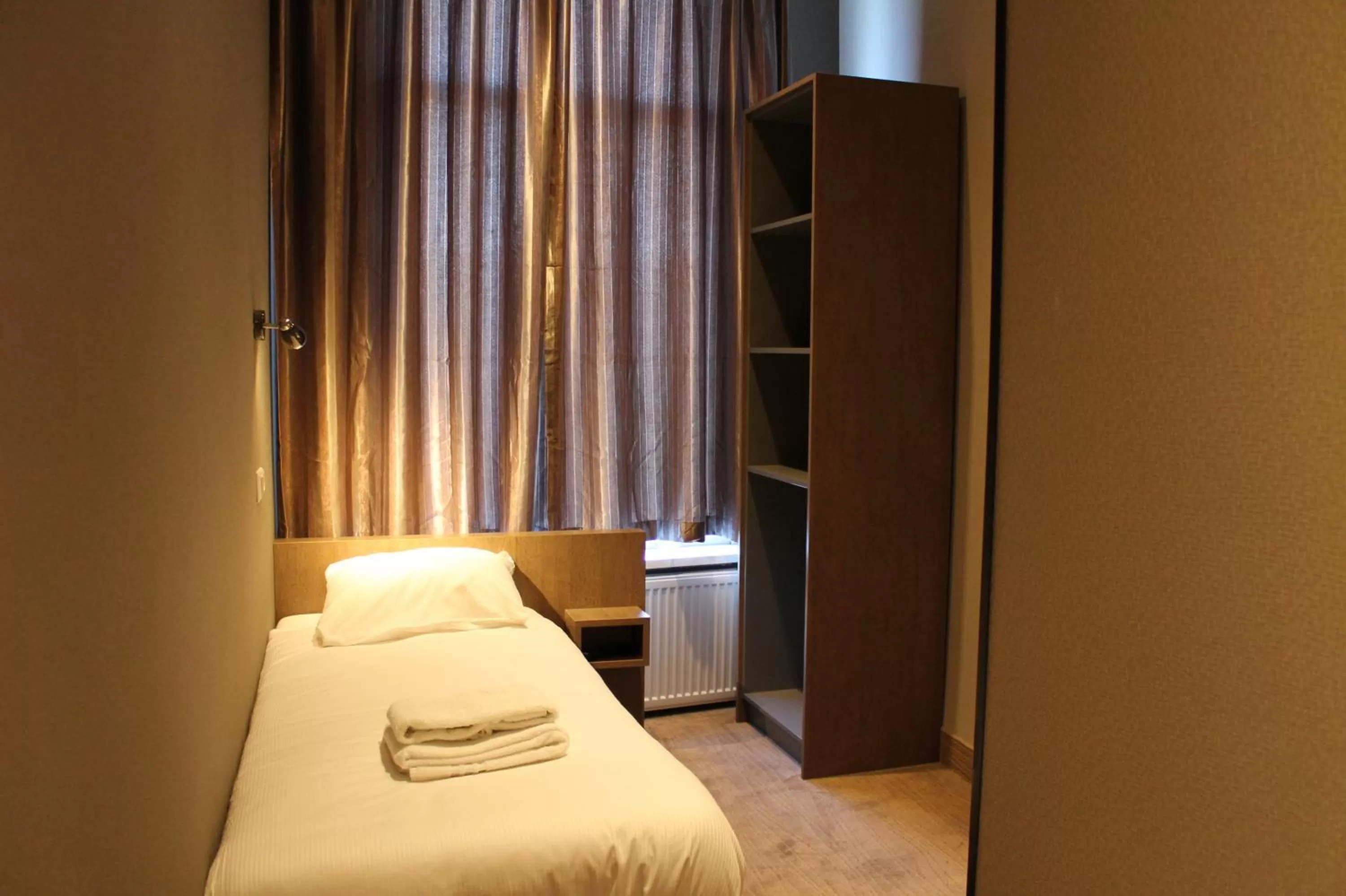 Bedroom, Bed in Blossoms City Hotel