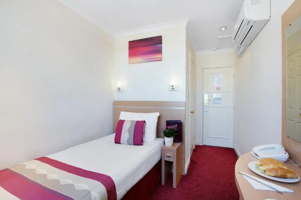 Bedroom in Queens Park Hotel