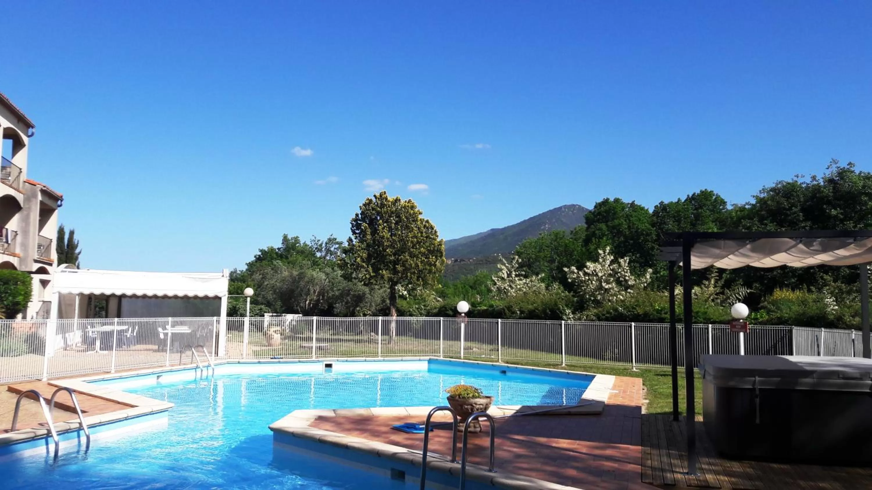 Swimming pool in Le Neoulous