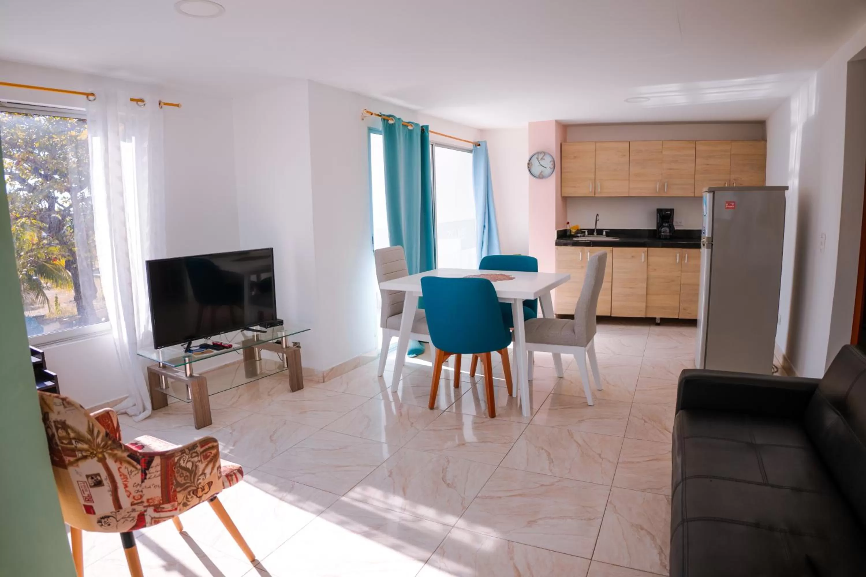 Dining Area in ZOJO MARiNA BAY