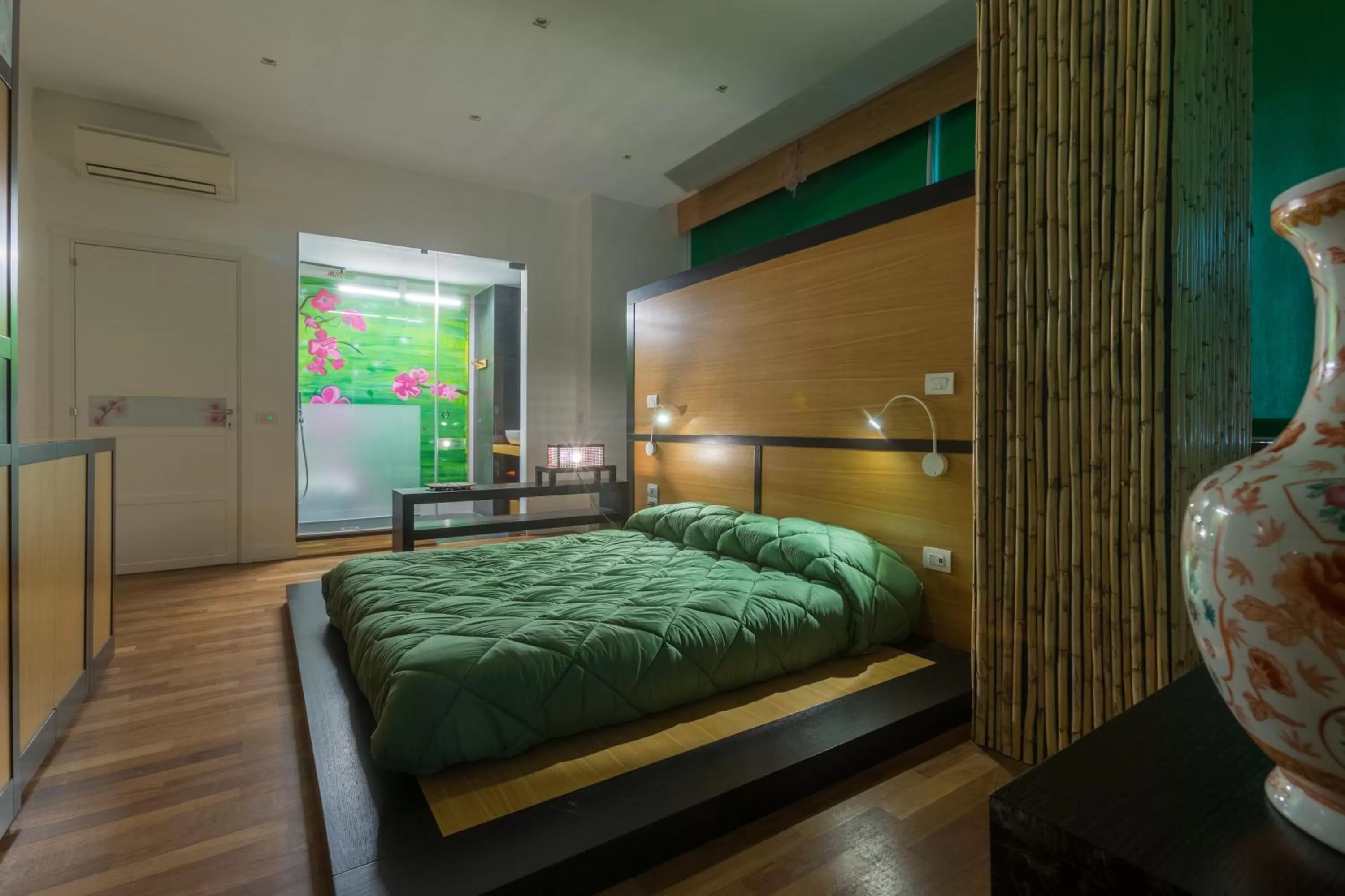 Photo of the whole room, Bed in Soul City - by Pera Rooms Collection