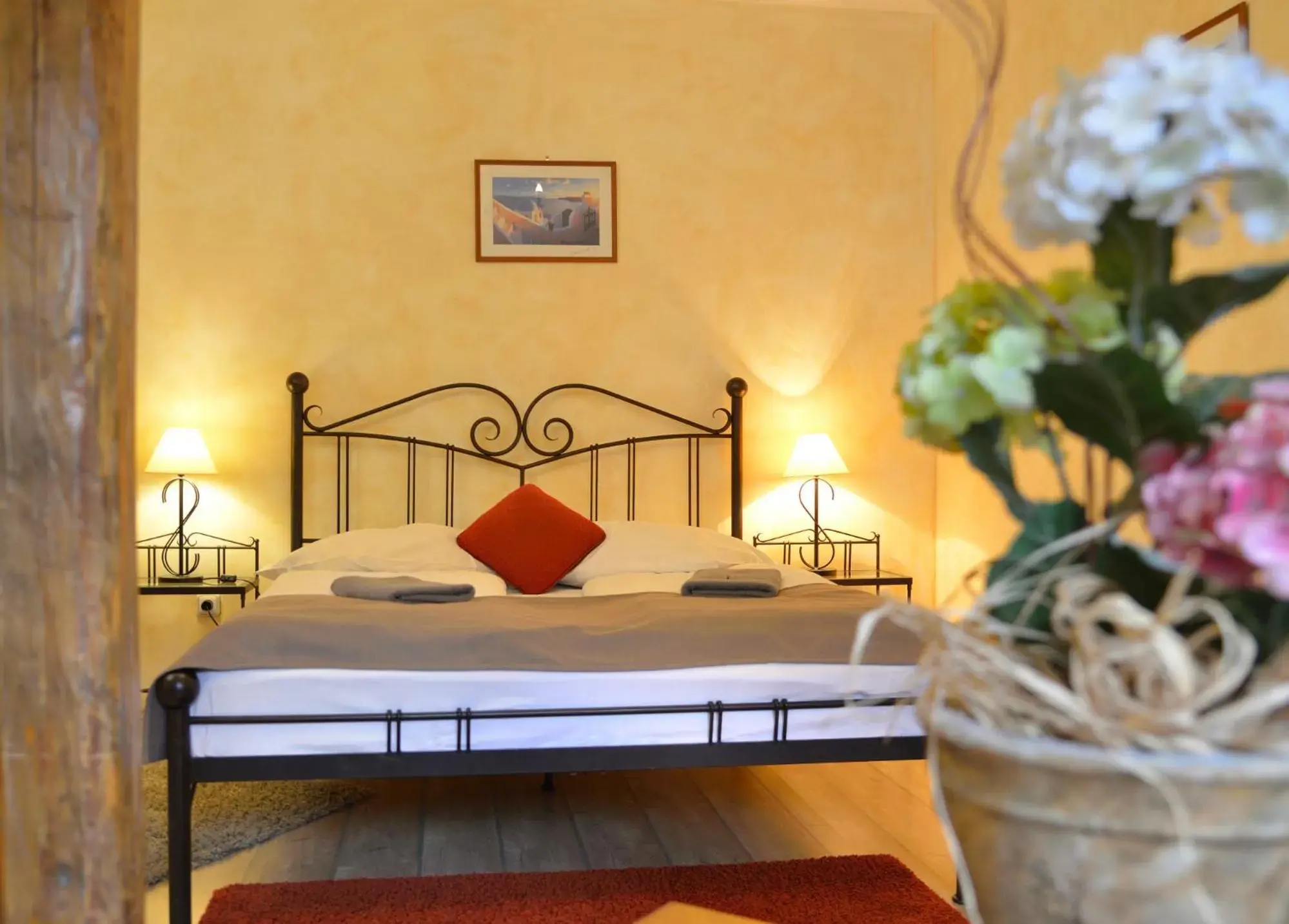 Double Room with Private Bathroom in Hotel and restaurant Via Ironia Double Room with Private Bathroom in Hotel and restaurant Via Ironia